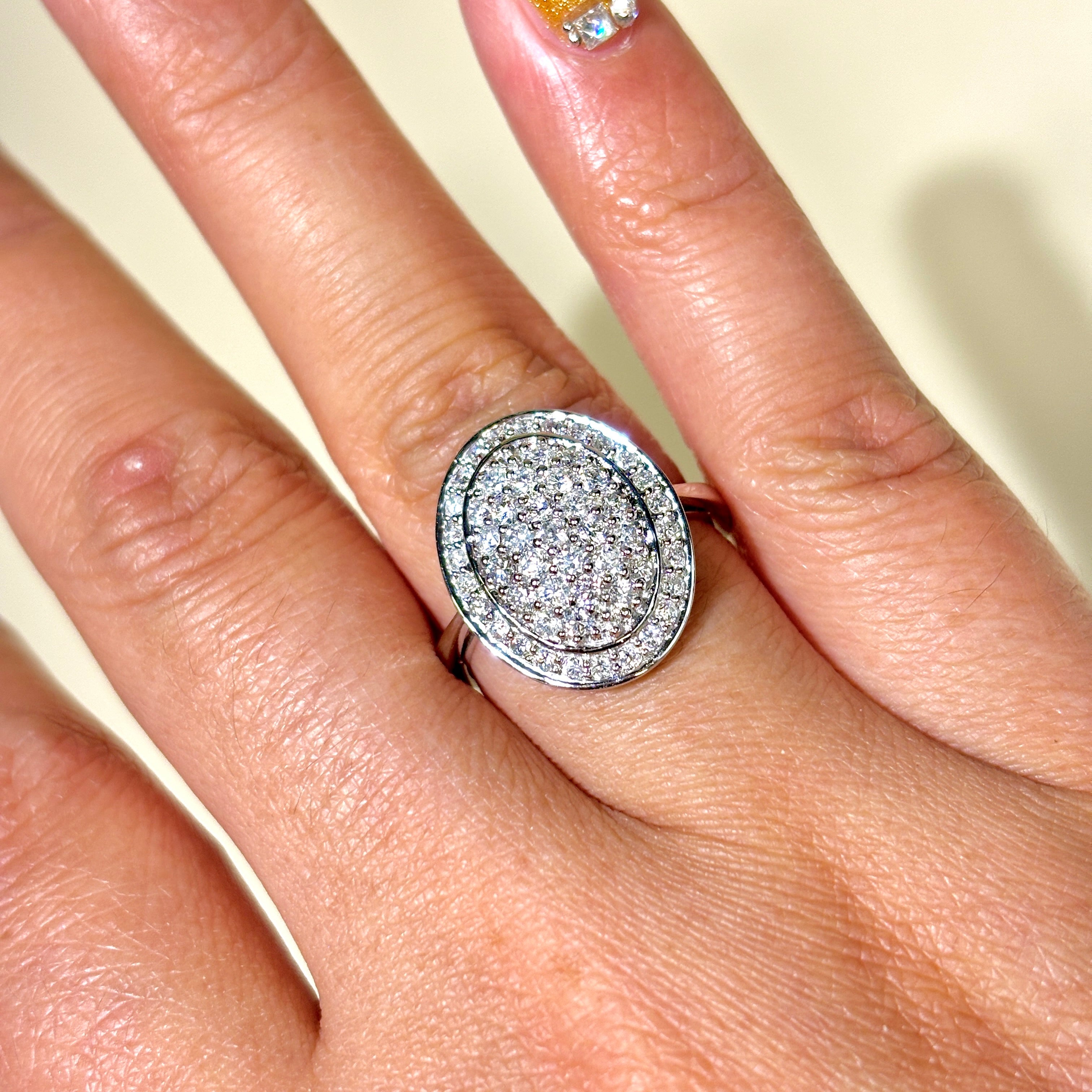Bague en or blanc 14 carats sertie d'un diamant ovale en grappe | 0,67 ct | Taille 7 