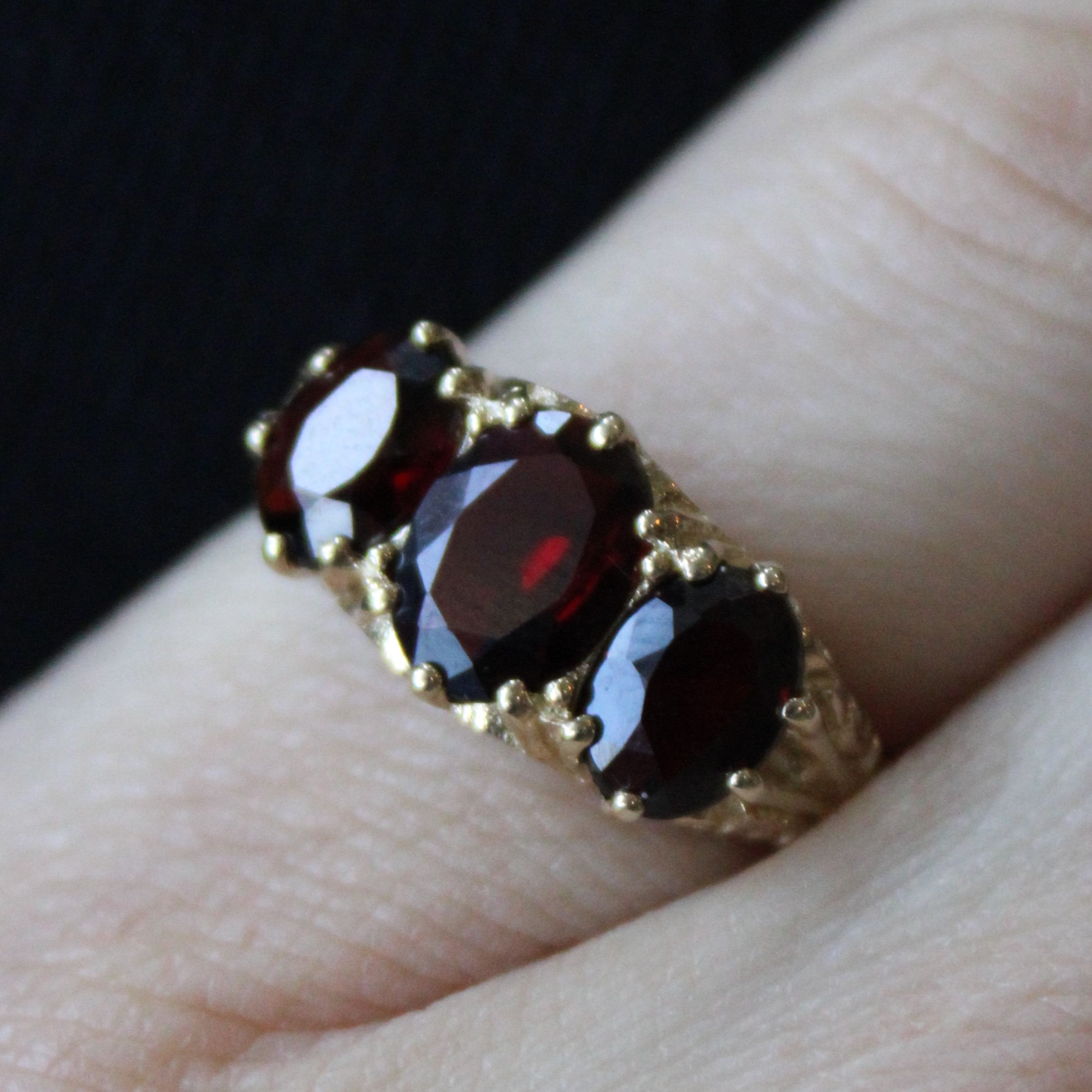 1979 Hallmarked Garnet Three Stone Ring | 2.50ctw | SZ 7 |