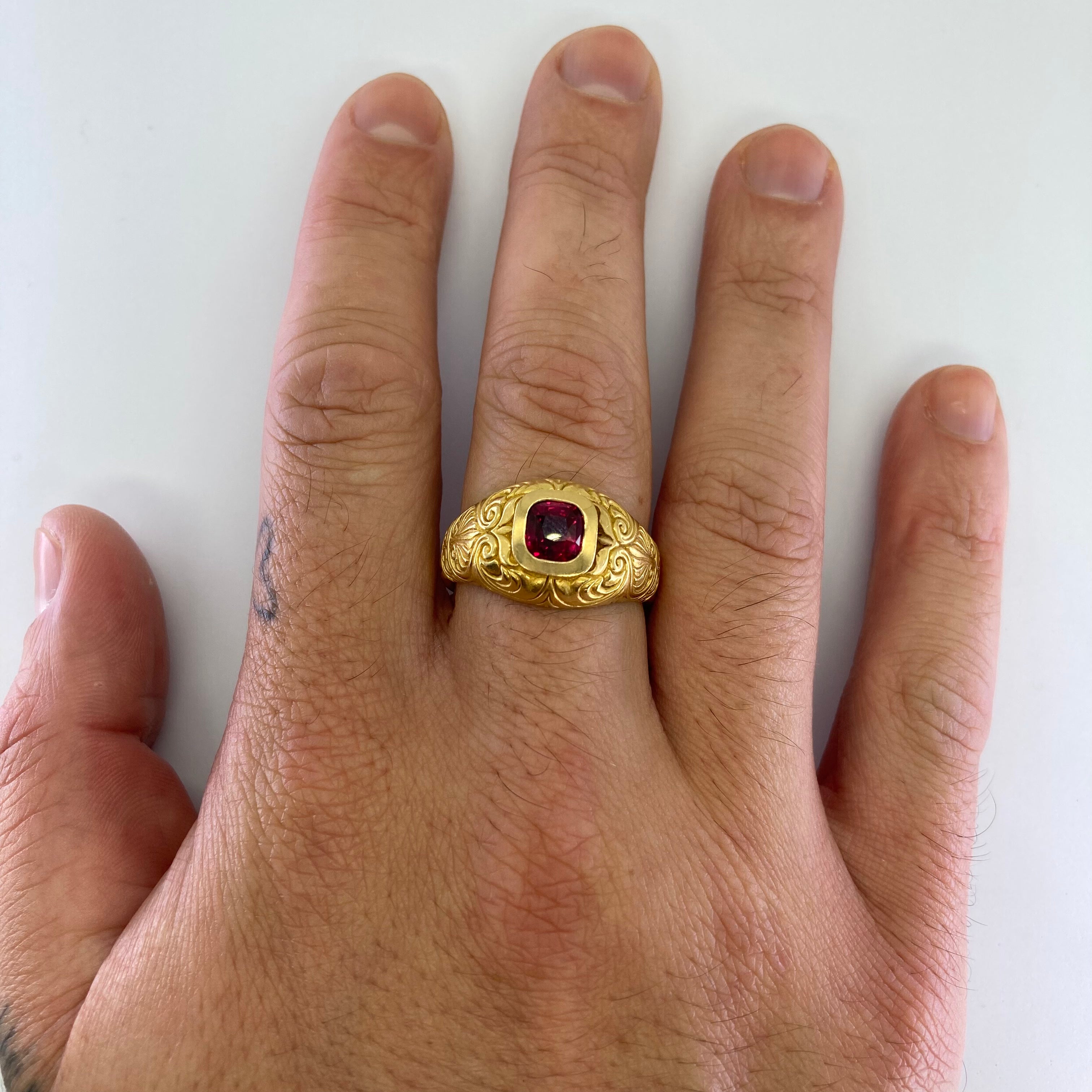 Bague ornée d'un rubis GIA taille coussin | 2,33 ct | Taille 12,5 | 