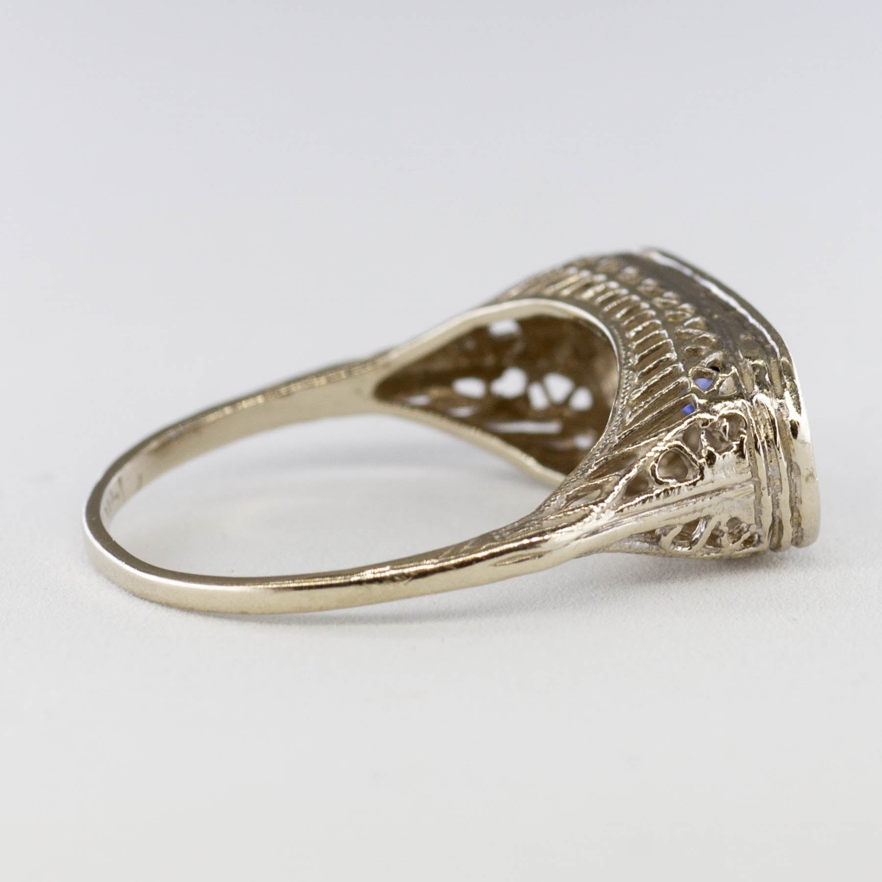 Bague vintage Art Déco à trois pierres, saphir et diamants | 0,30 ct, 0,32 ct au total | Taille 7 