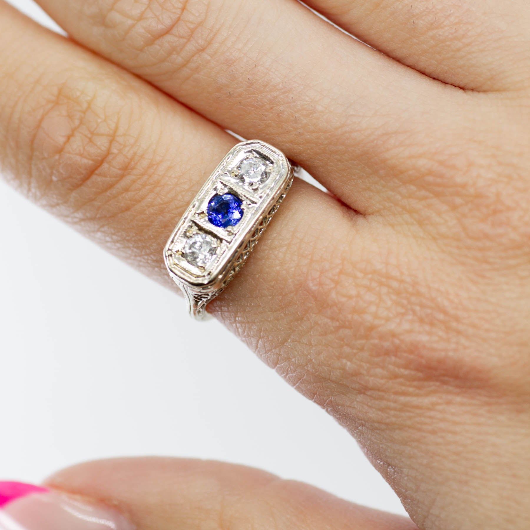 Bague vintage Art Déco à trois pierres, saphir et diamants | 0,30 ct, 0,32 ct au total | Taille 7 