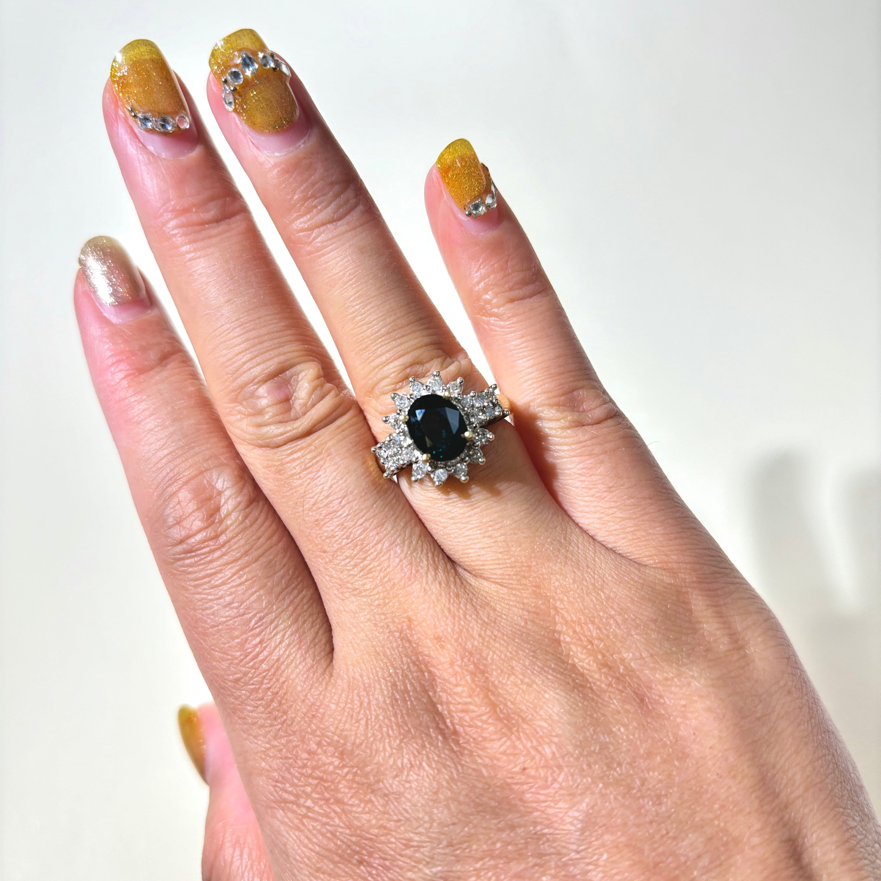 Bague cocktail pétale en or 10 carats, saphir ovale et diamants | 2,46 ct, 0,33 ct au total | Taille 5,5 