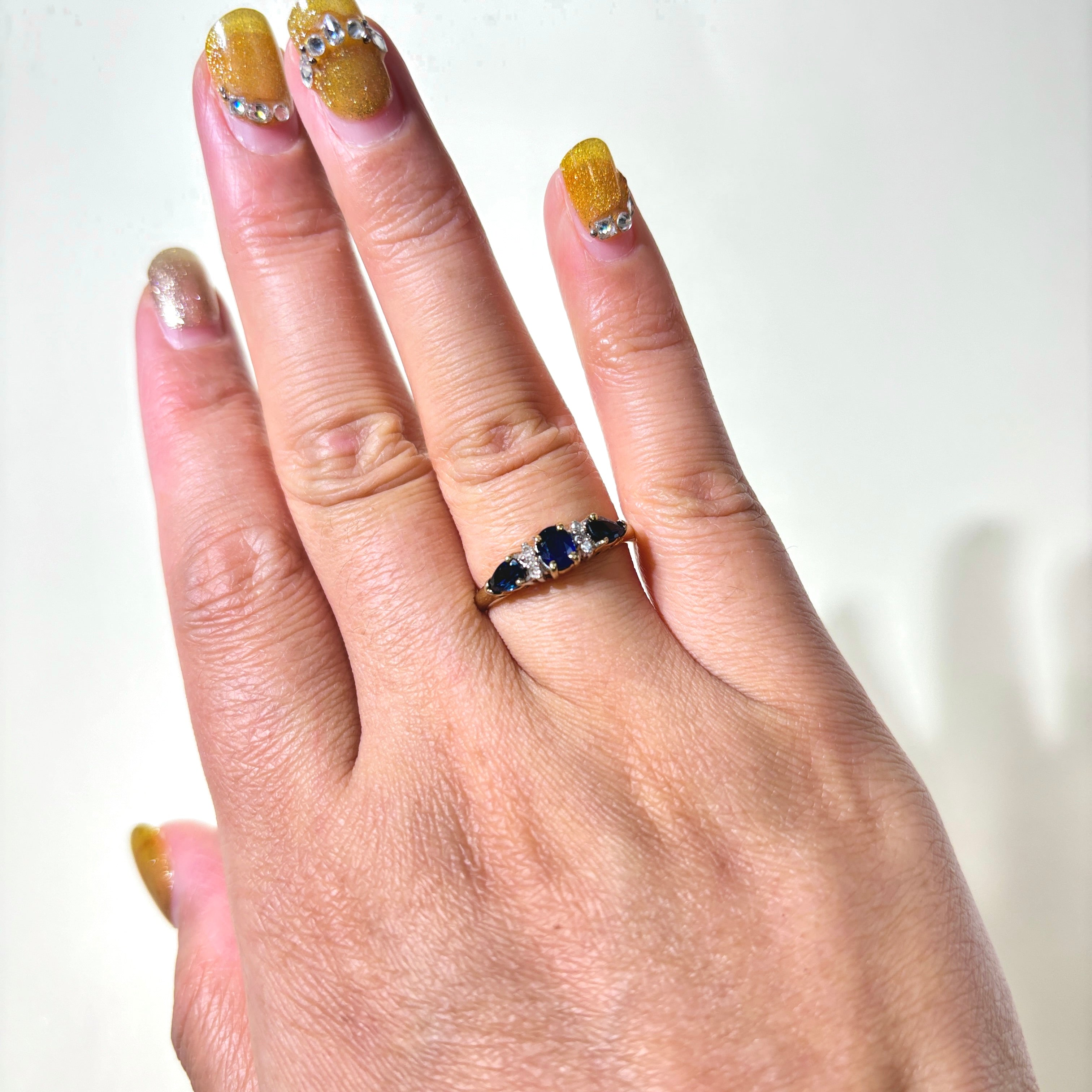 Bague trois pierres en or jaune 10 carats, saphirs et diamants | 0,86 ct et 0,06 ct au total | Taille 7 
