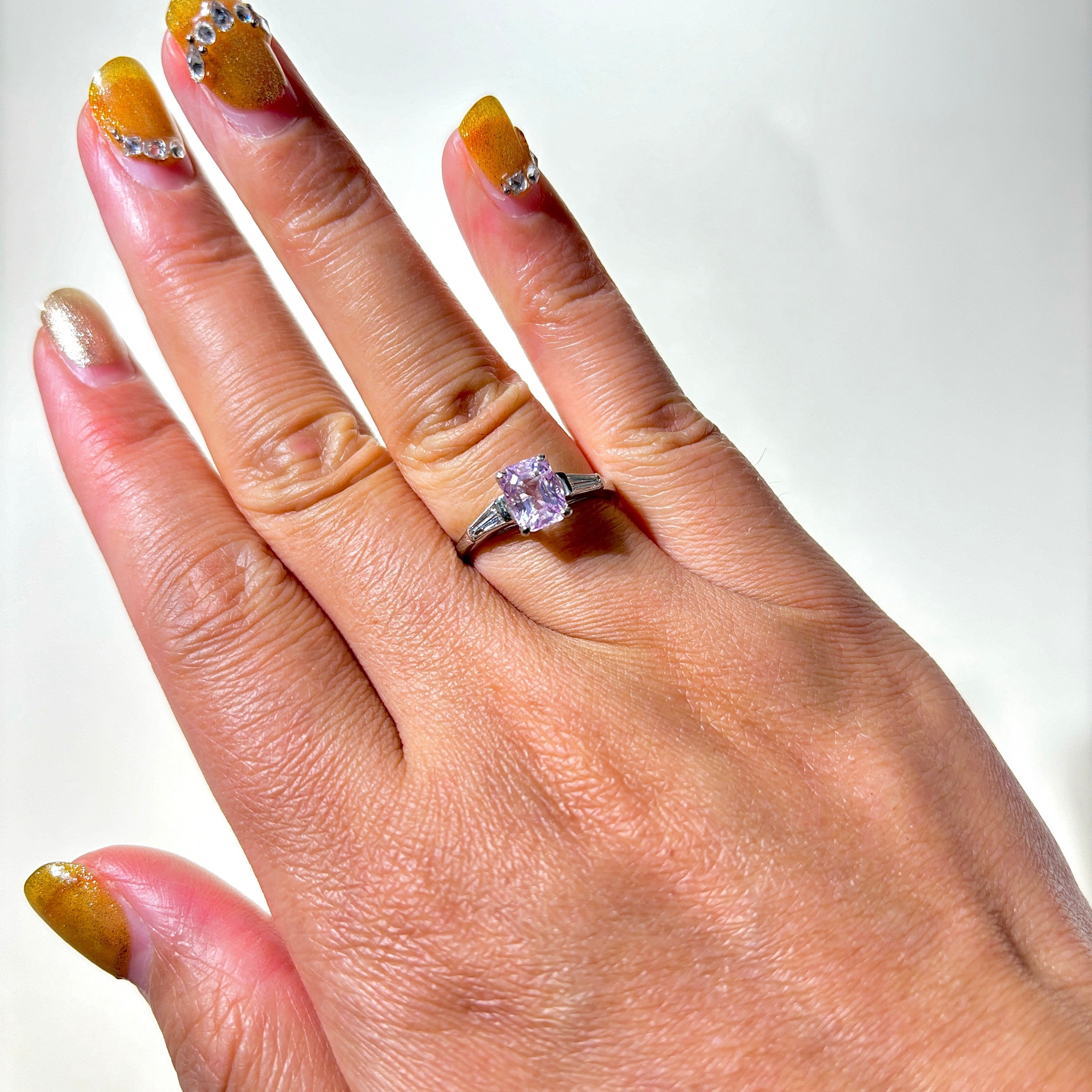 Bague en platine, saphir rose et diamants | 1,76 ct, 0,22 ct au total | Taille 6,25 