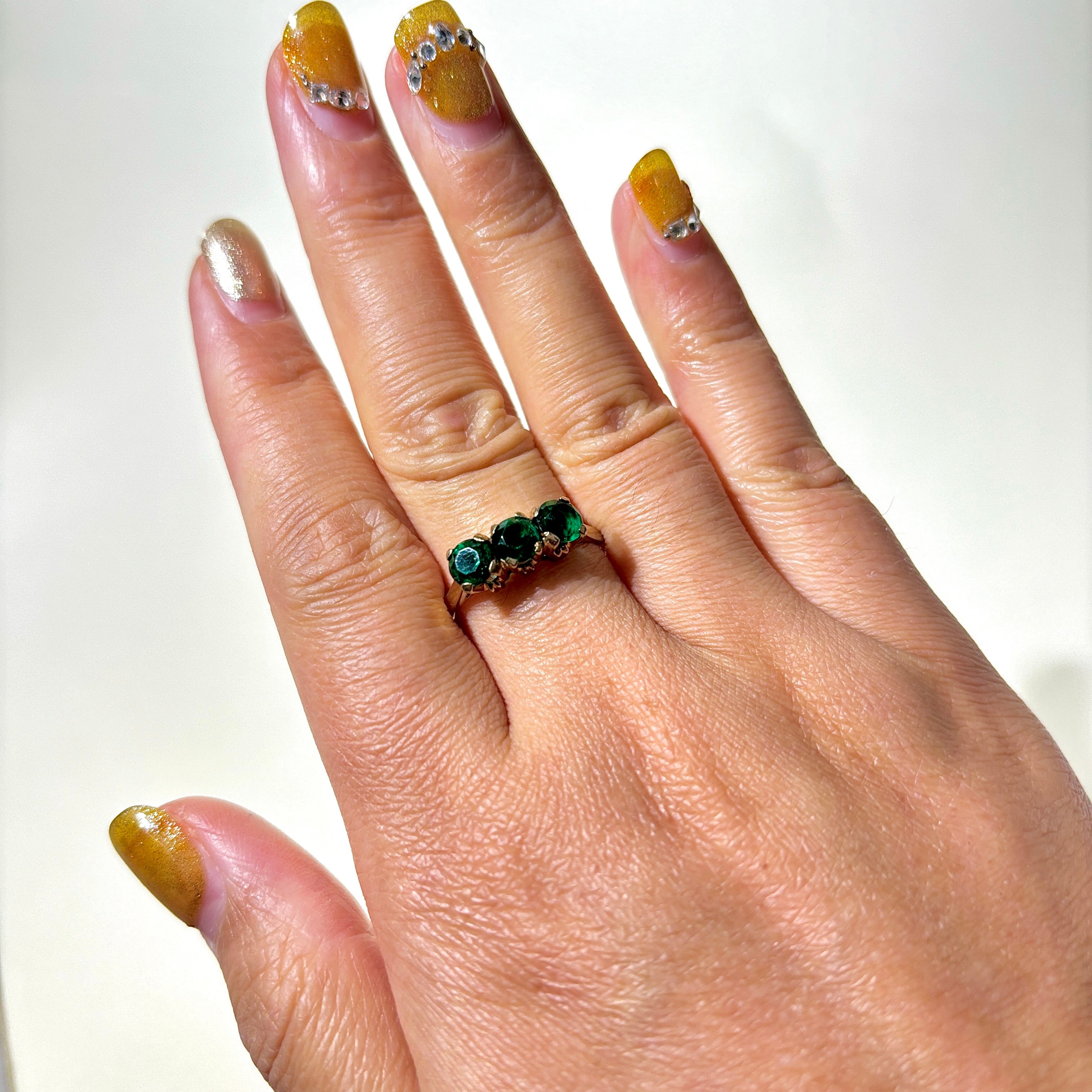 Bague trois pierres en or jaune 10 carats et verre vert | Taille 8,75 