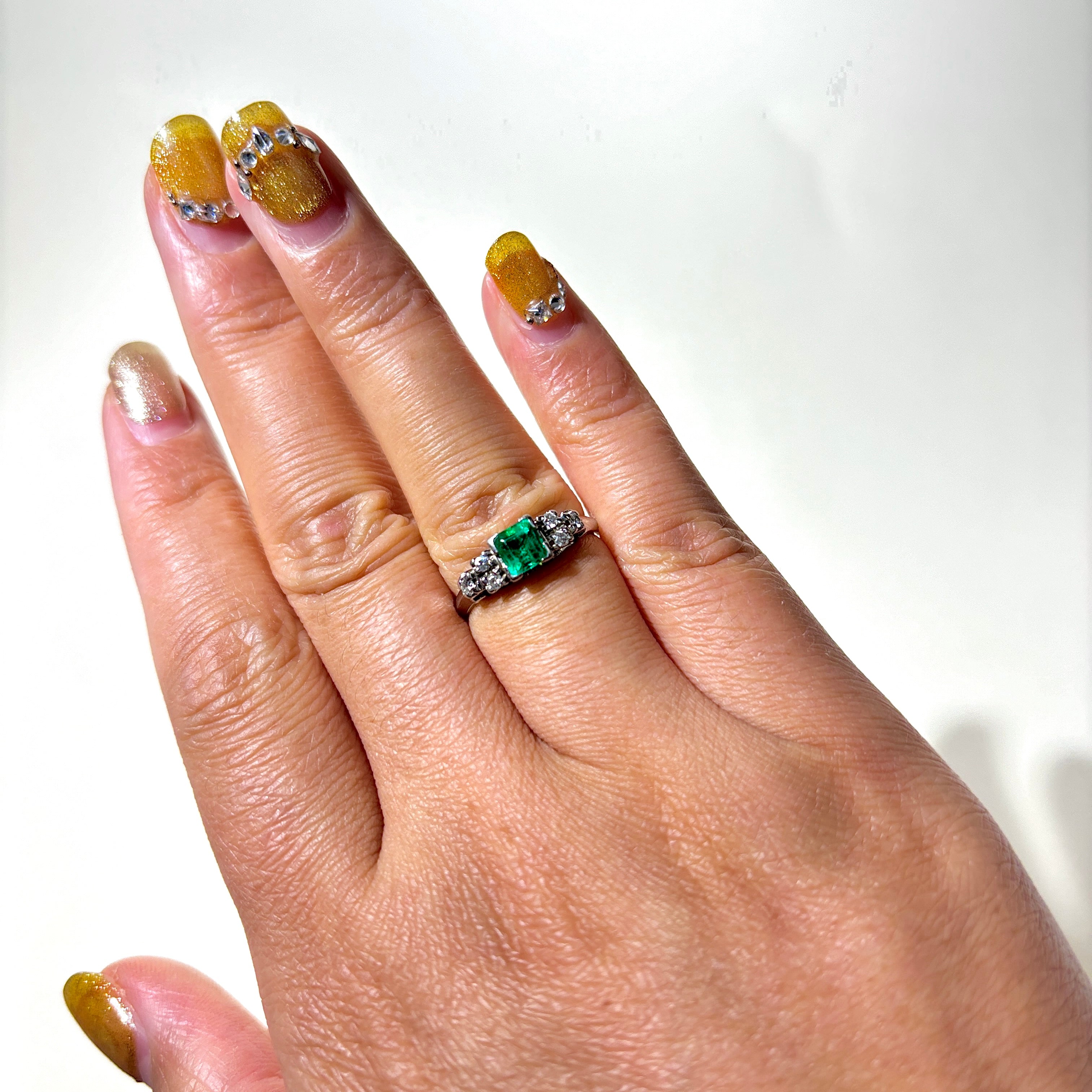 Bague en or blanc 10 carats, émeraude et diamants | 0,45 ct, 0,10 ct au total | Taille 5,25 