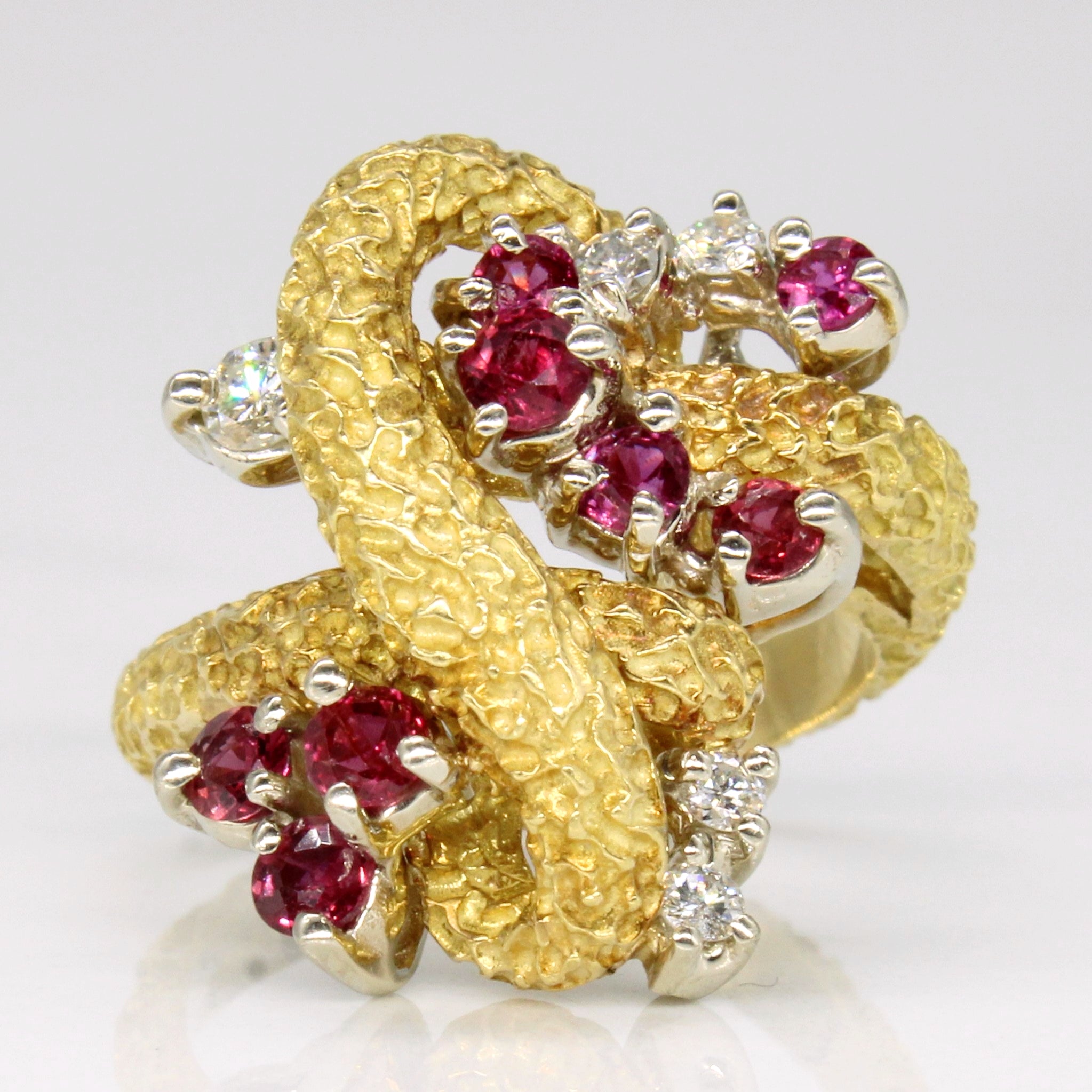 Bague en or 18 carats avec rubis et diamants de forme libre | 0,68 ct, 0,24 ct | Taille 6,75 |