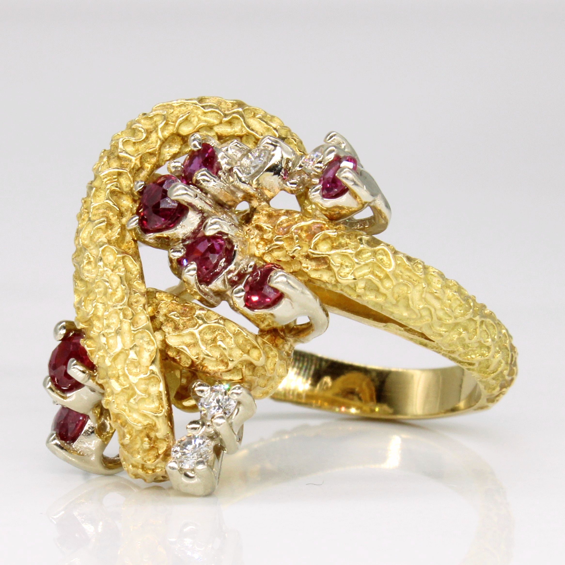 Bague en or 18 carats avec rubis et diamants de forme libre | 0,68 ct, 0,24 ct | Taille 6,75 |