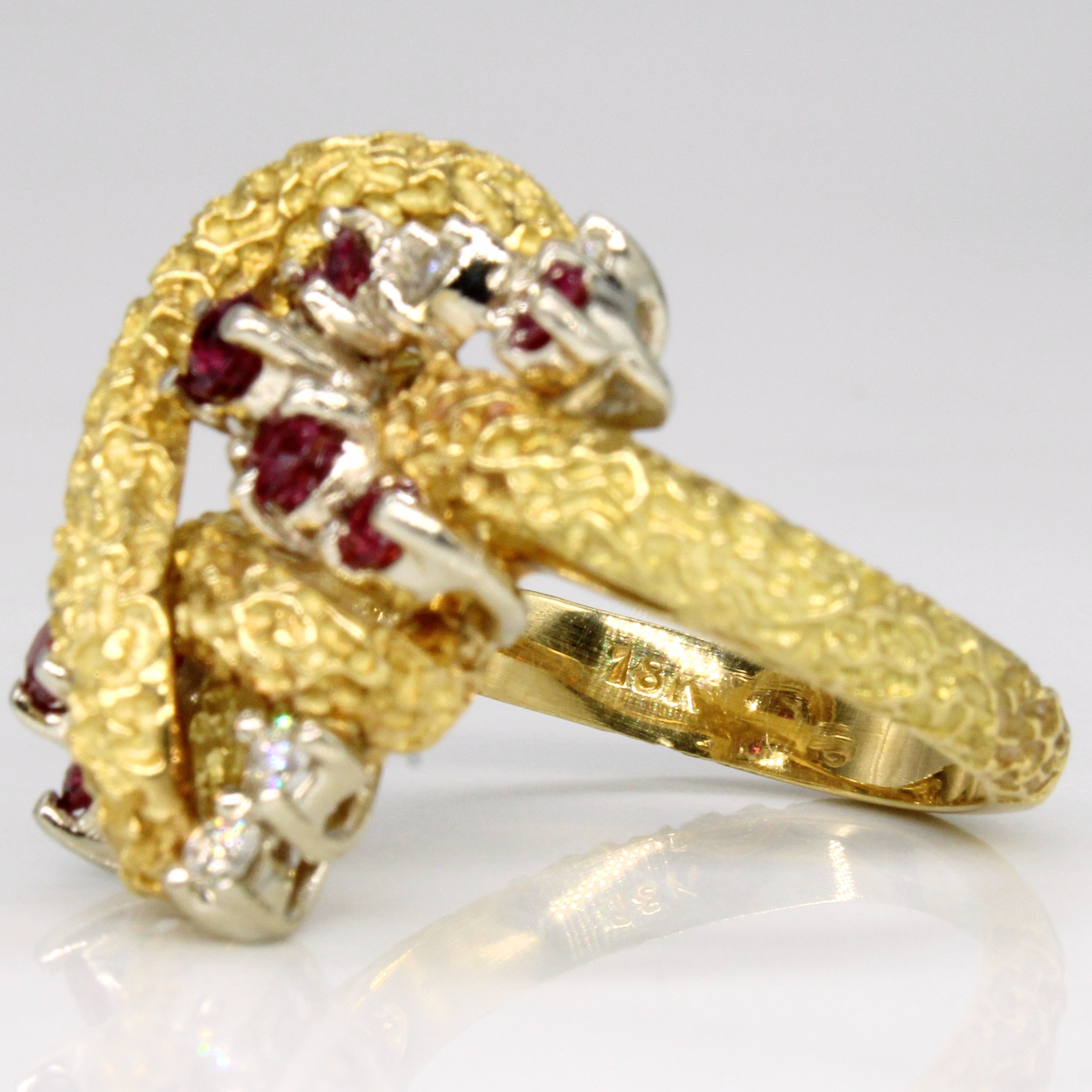Bague en or 18 carats avec rubis et diamants de forme libre | 0,68 ct, 0,24 ct | Taille 6,75 |