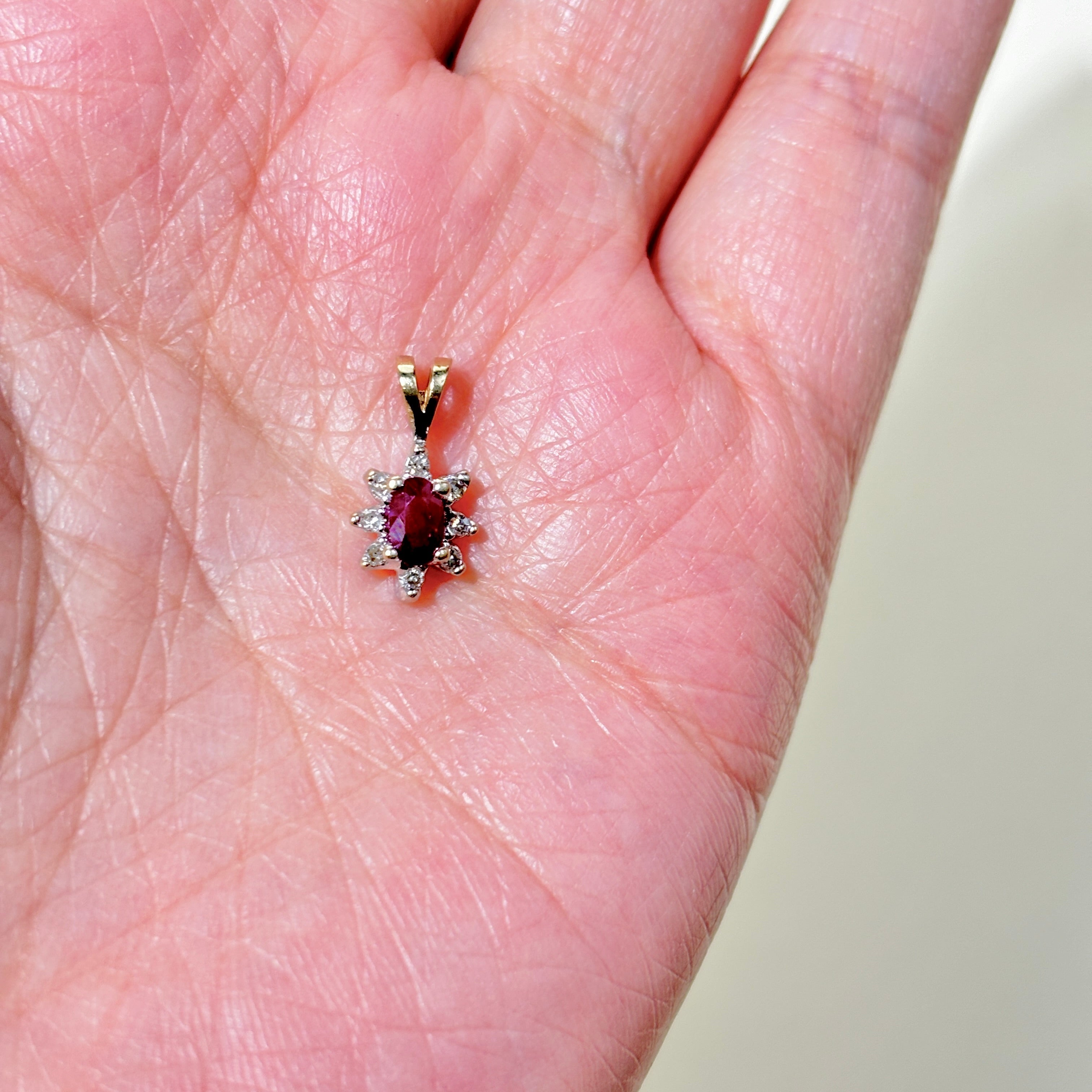 Pendentif en or jaune et blanc 10 carats, rubis et diamants | 0,28 ct, 0,04 ct au total | 