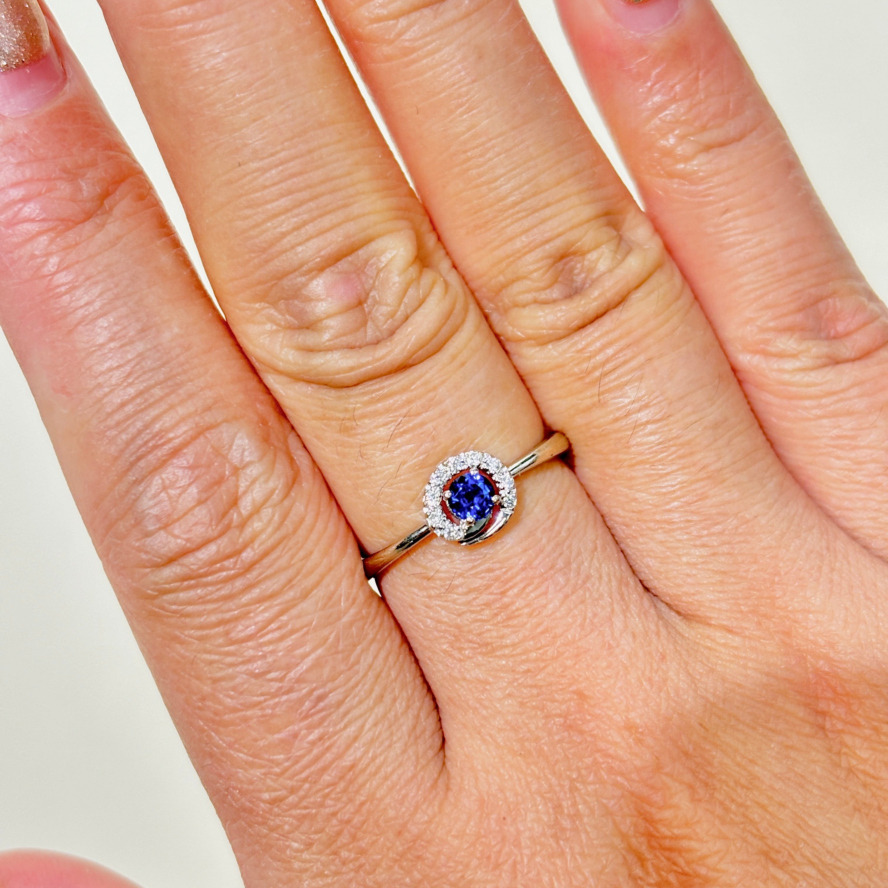 Bague en or blanc 18 carats, saphir et diamants | 0,20 ct, 0,05 ct au total | Taille 7 | 