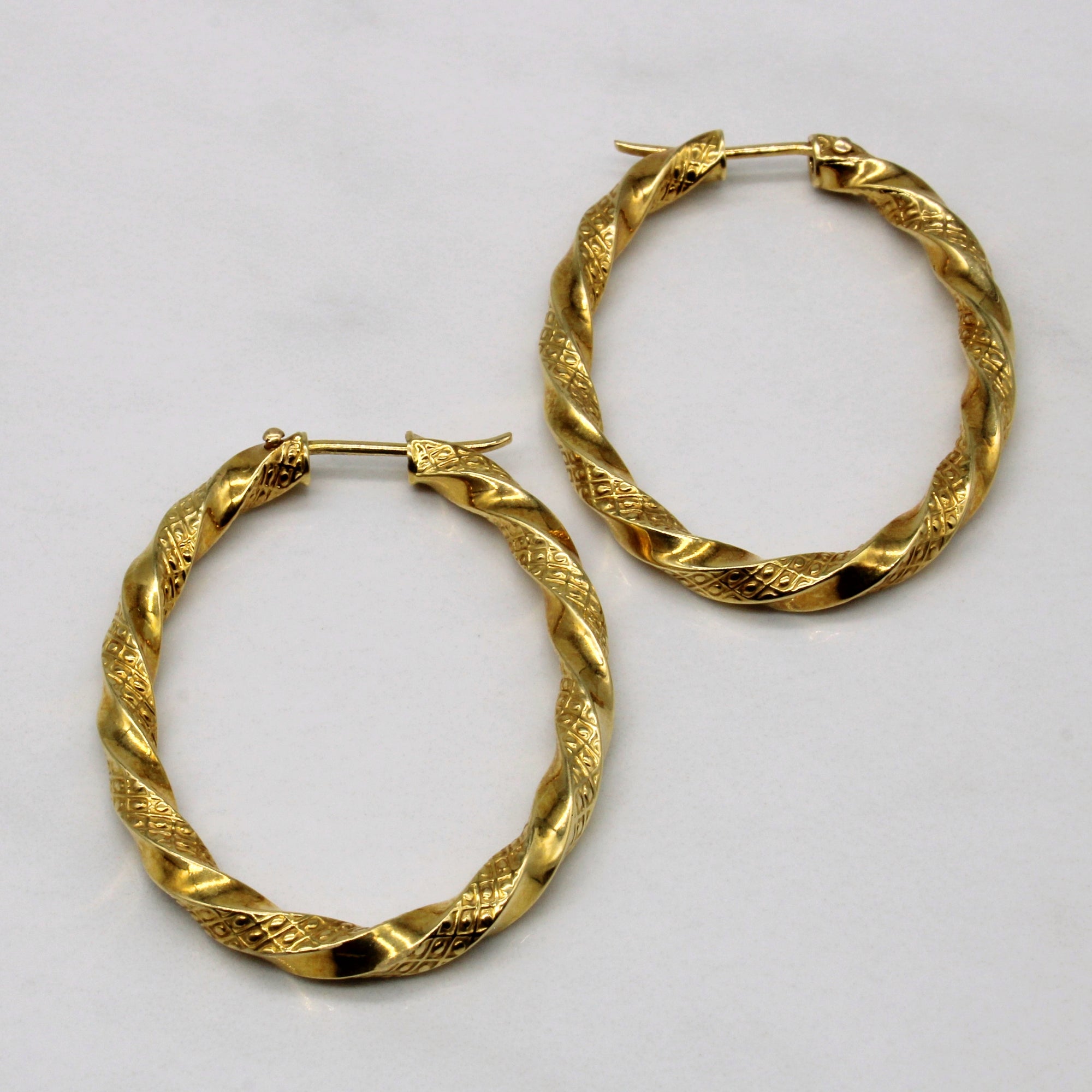 18k Yellow Gold Twisted Oval Hoop Earrings