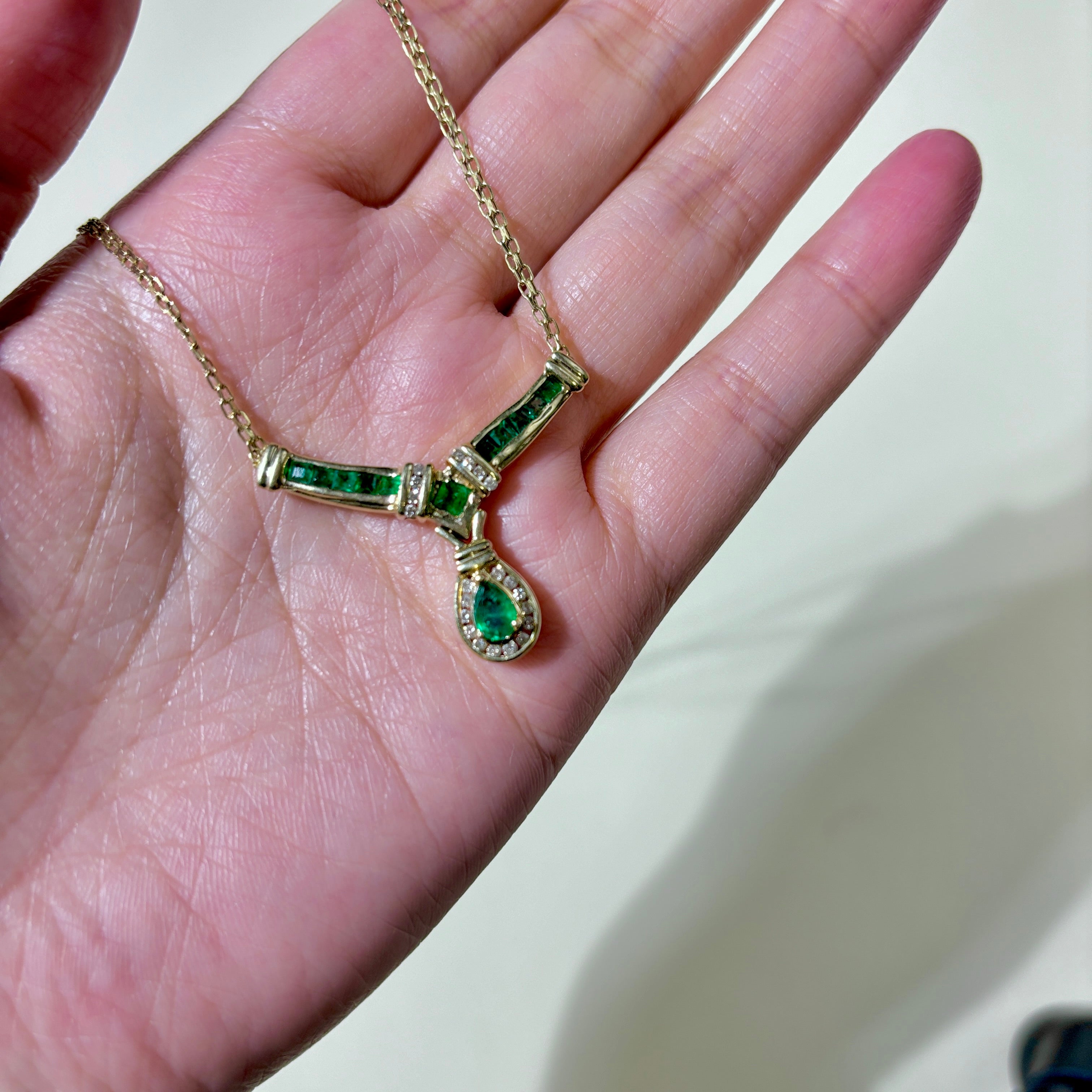 Collier en or jaune 14 carats avec émeraudes et diamants | 0,95 ct au total, 0,23 ct au total | 43 cm (17 pouces) | 