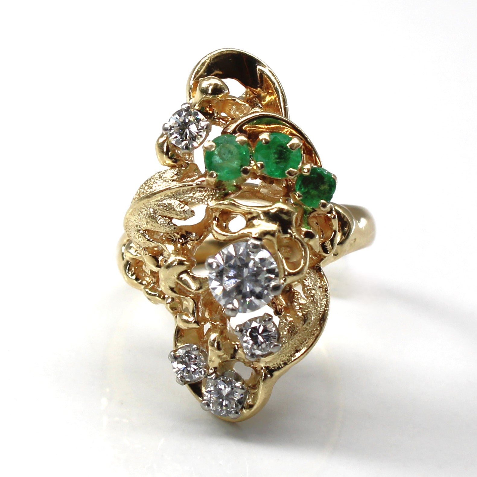 Bague en or texturé avec diamants et émeraudes | 0,81 ct | 0,39 ct | Taille 7,25 | 