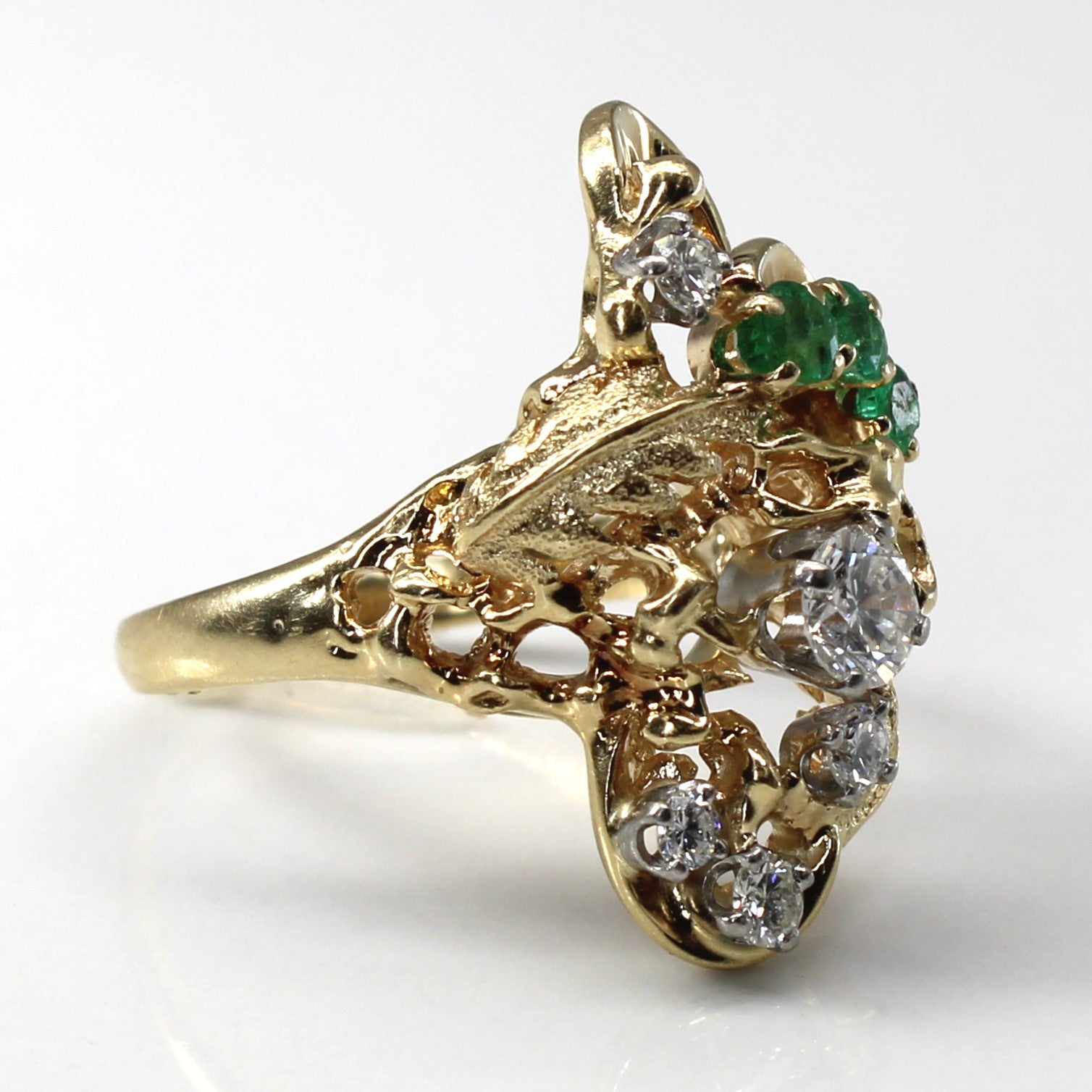Bague en or texturé avec diamants et émeraudes | 0,81 ct | 0,39 ct | Taille 7,25 | 