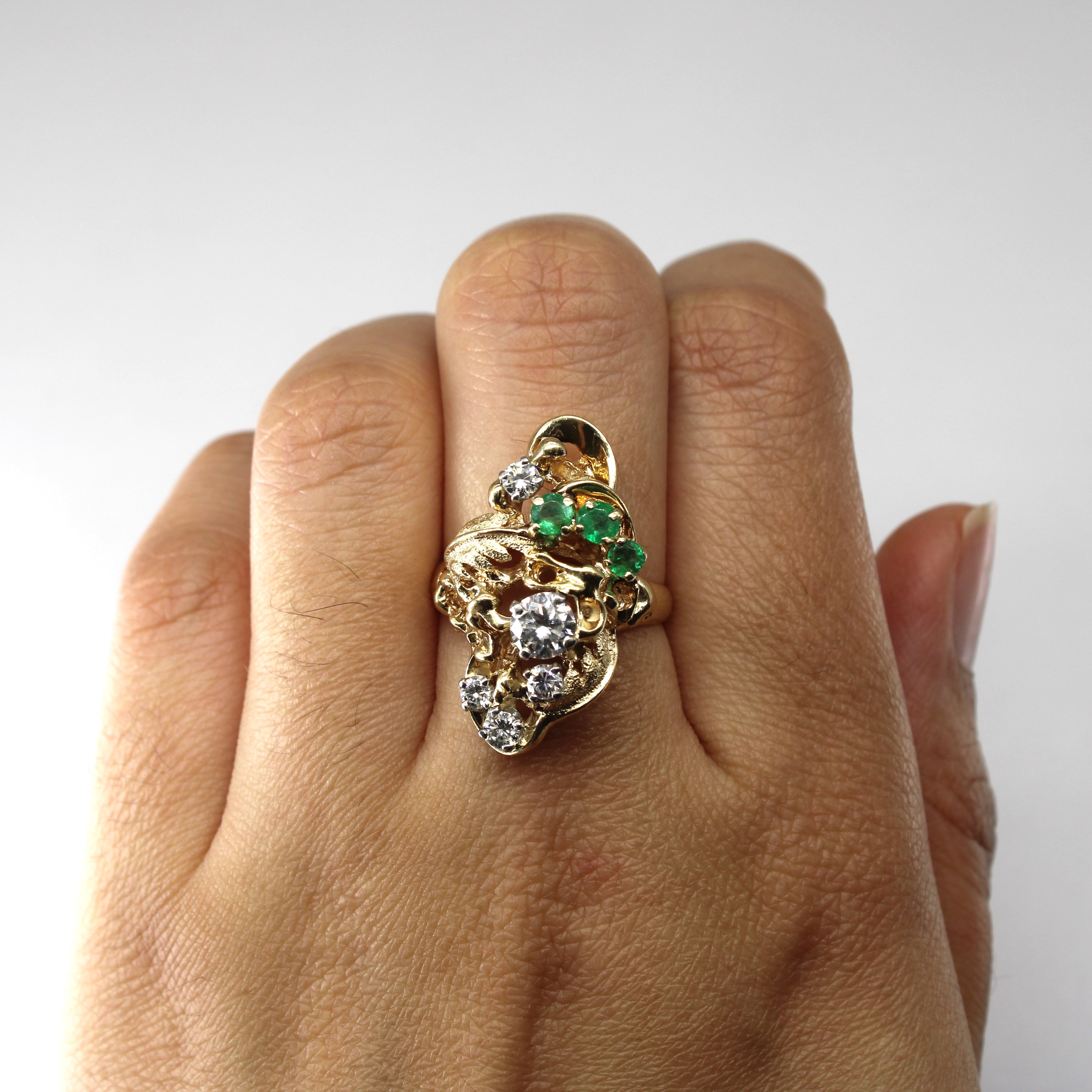 Bague en or texturé avec diamants et émeraudes | 0,81 ct | 0,39 ct | Taille 7,25 | 