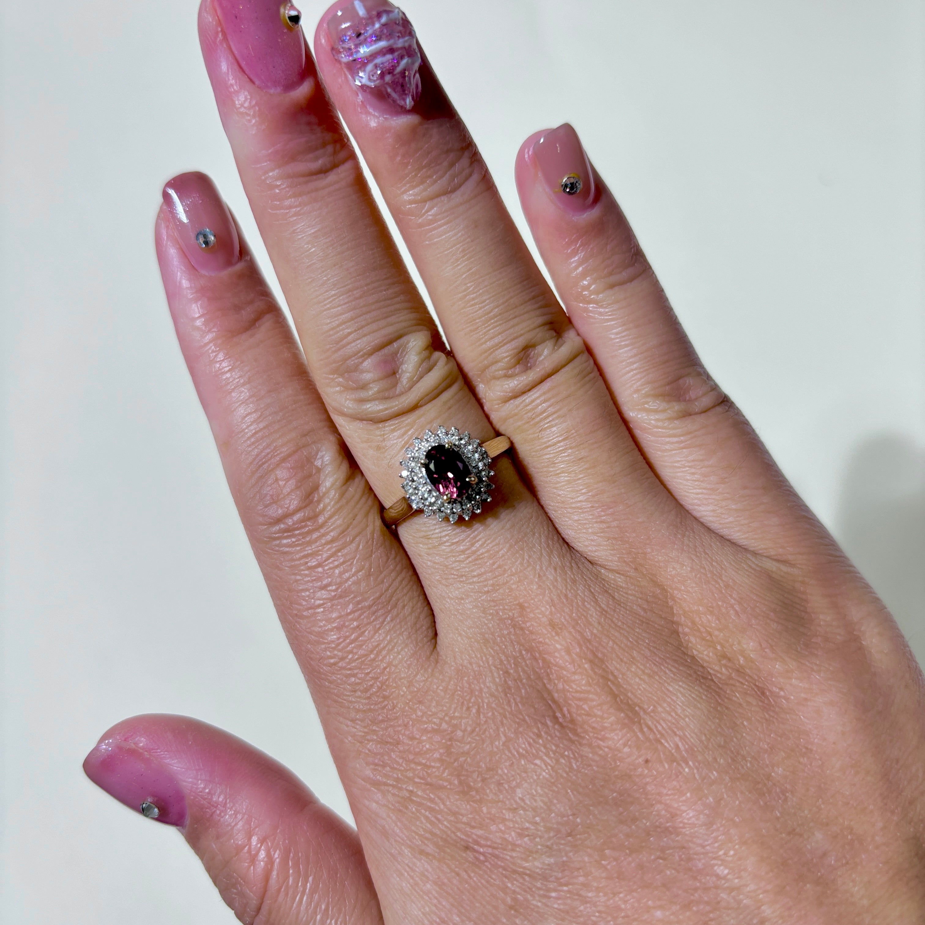 Bague en or jaune 10 carats avec halo de tourmaline rose et diamants | 0,77 ct, 0,18 ct au total | Taille 8 