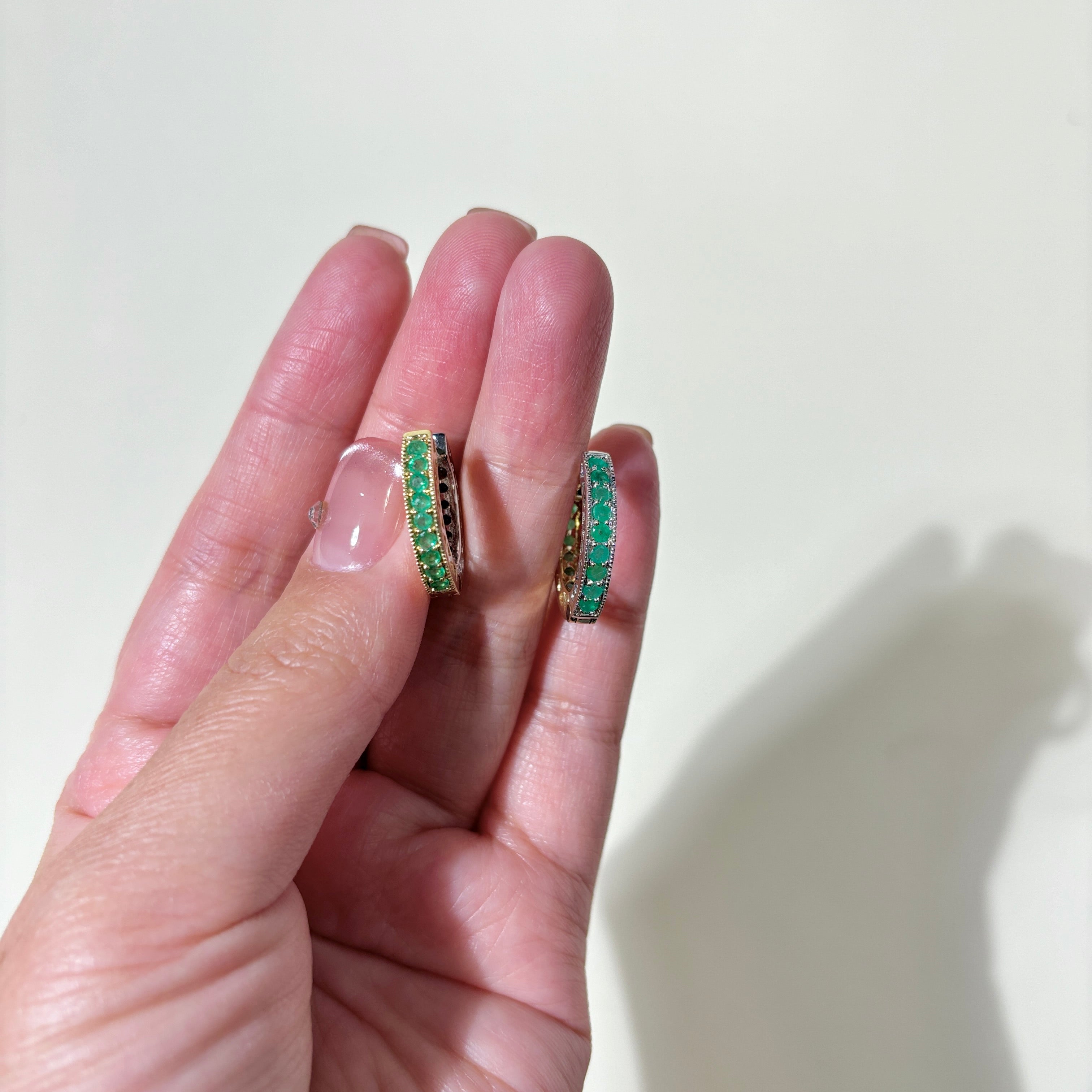 Boucles d'oreilles créoles en or bicolore 14 carats et émeraudes | 1,08 ct au total | 