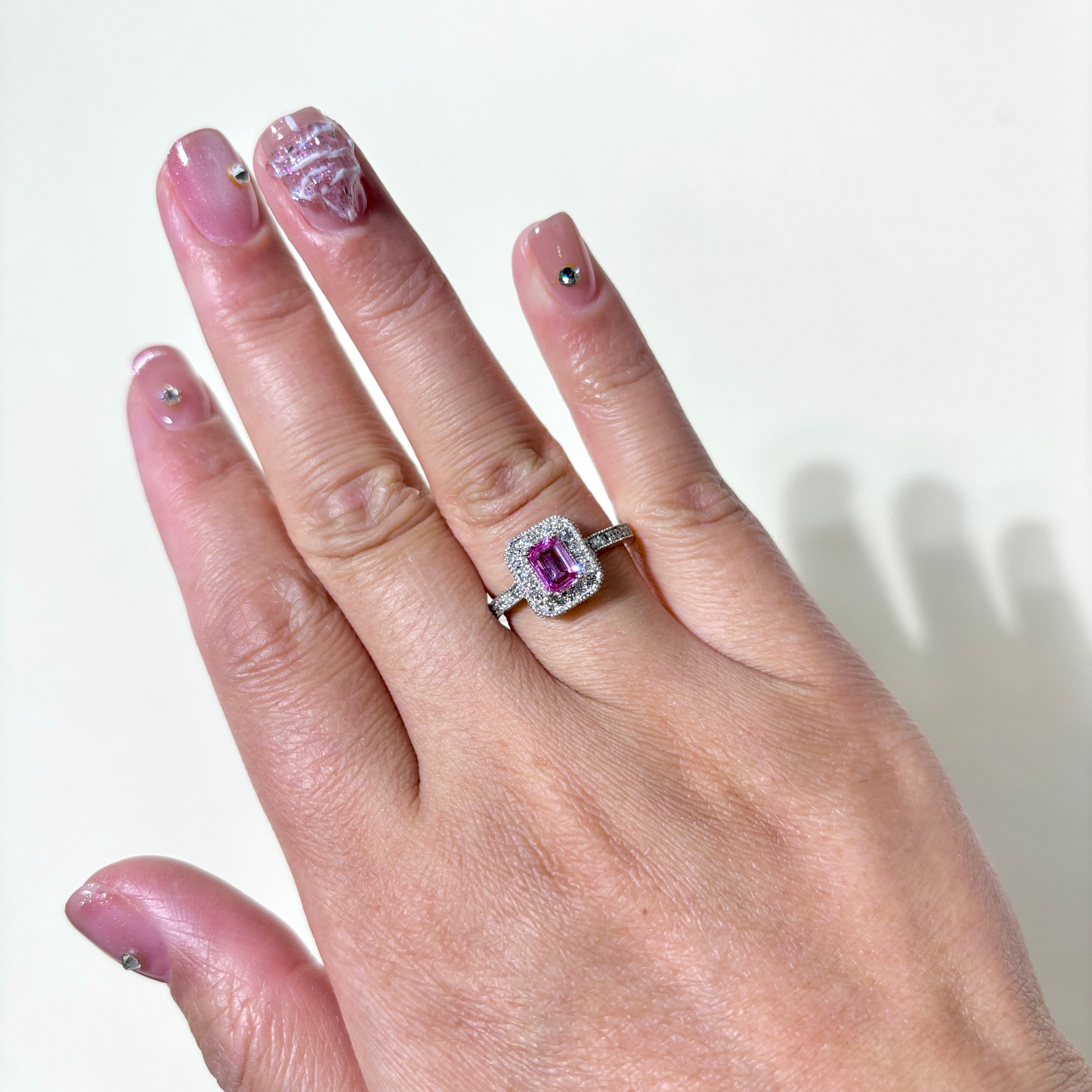 Bague en or blanc 14 carats avec halo de saphir rose | 0,56 ct, 0,50 ct au total | Taille 6,75 | 
