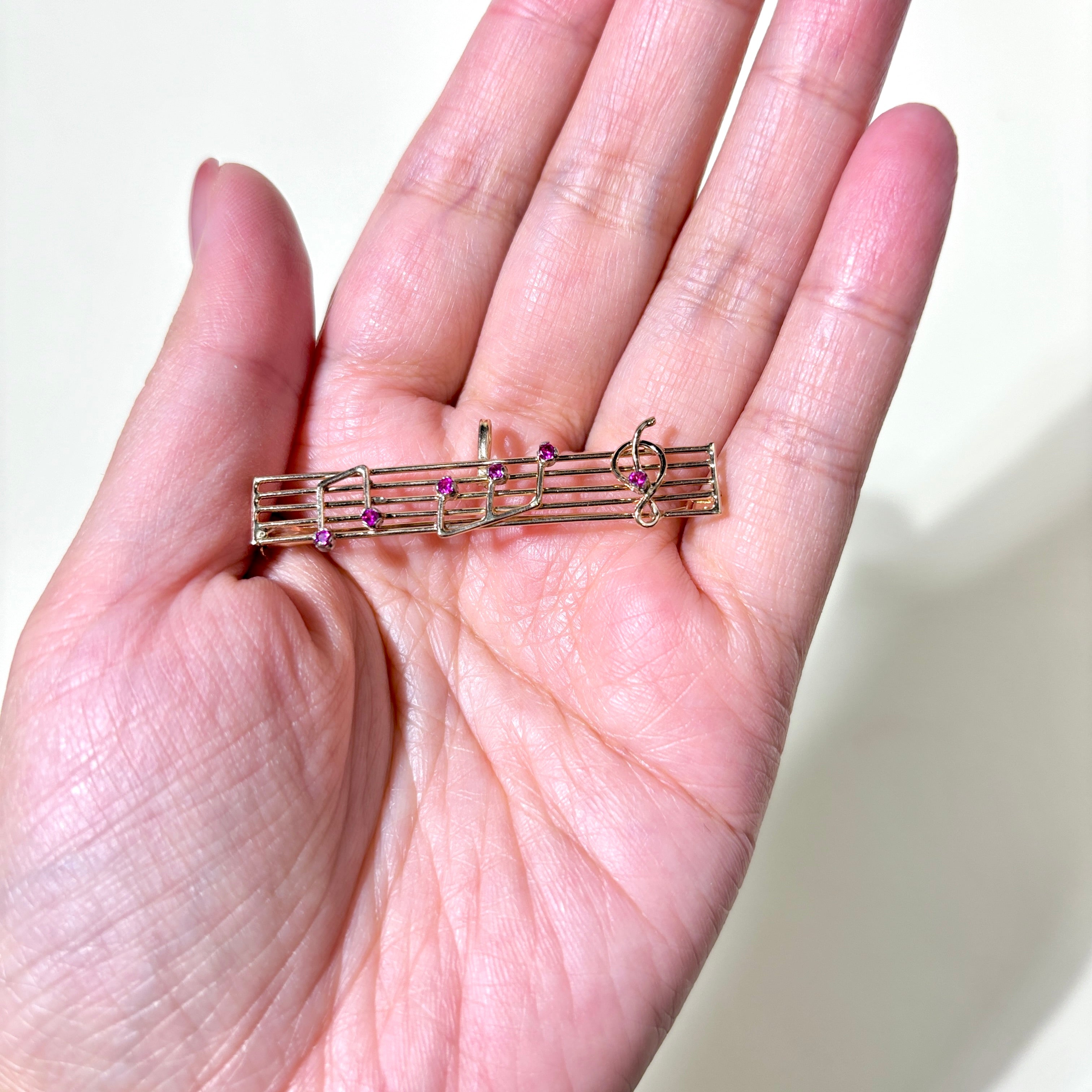 18K Yellow Gold Pink Topaz Music Notes Brooch | 0.14ctw |