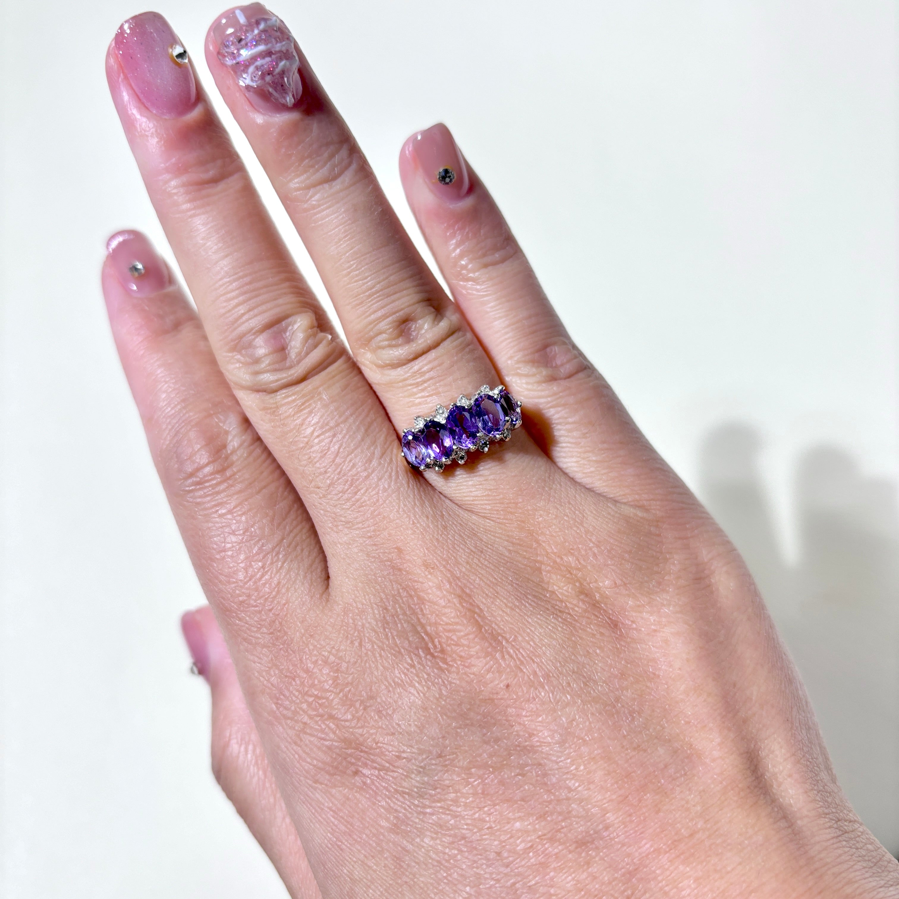 Bague en or 10 carats, améthyste et diamants | 1,50 ct au total, 0,04 ct au total | Taille 6,5 | 