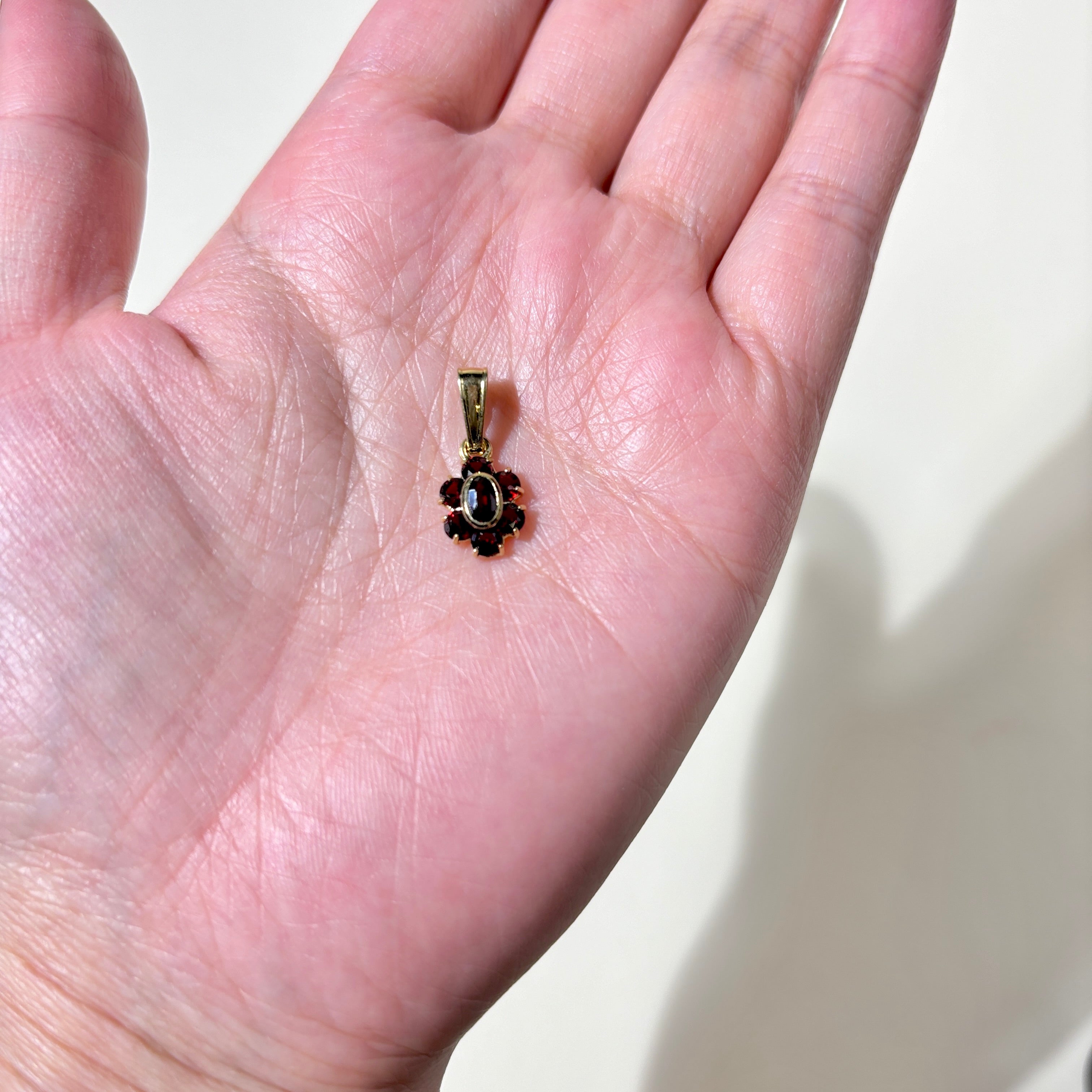 18K Yellow Gold Garnet Flower Pendant | 1.22ctw |