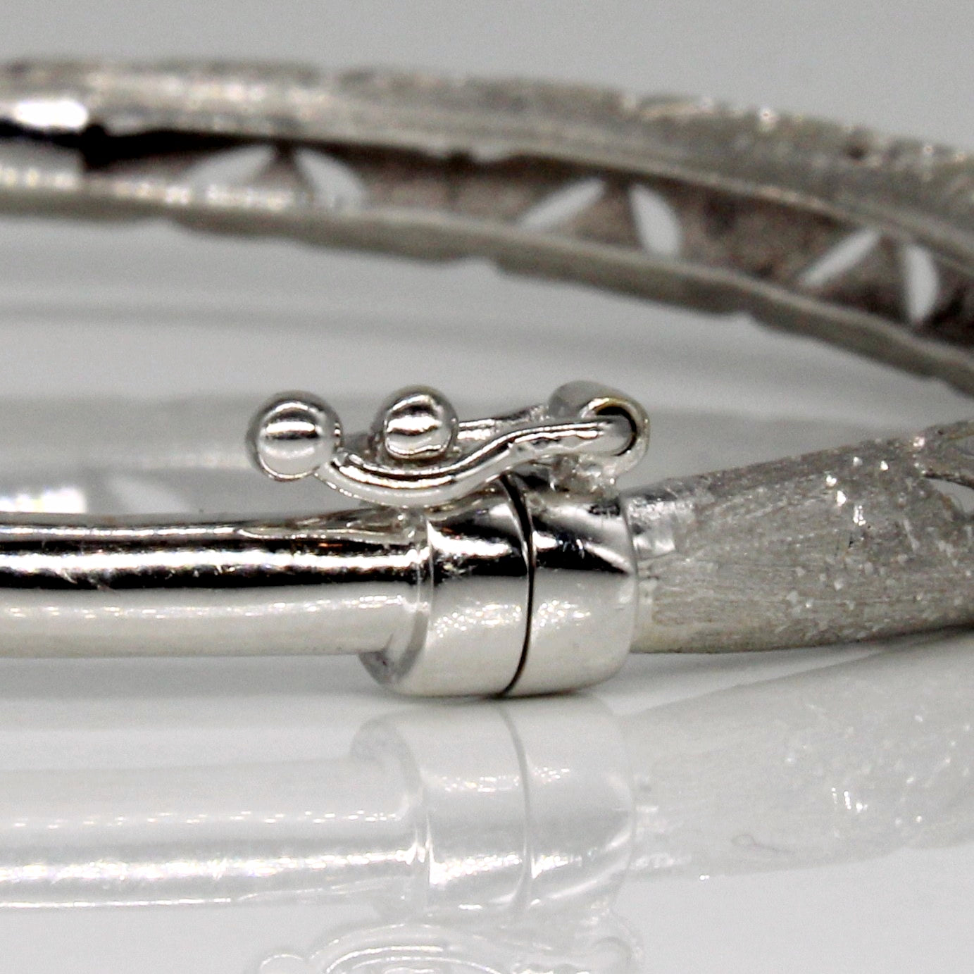 18k White Gold Bangle Bracelet | 7" |