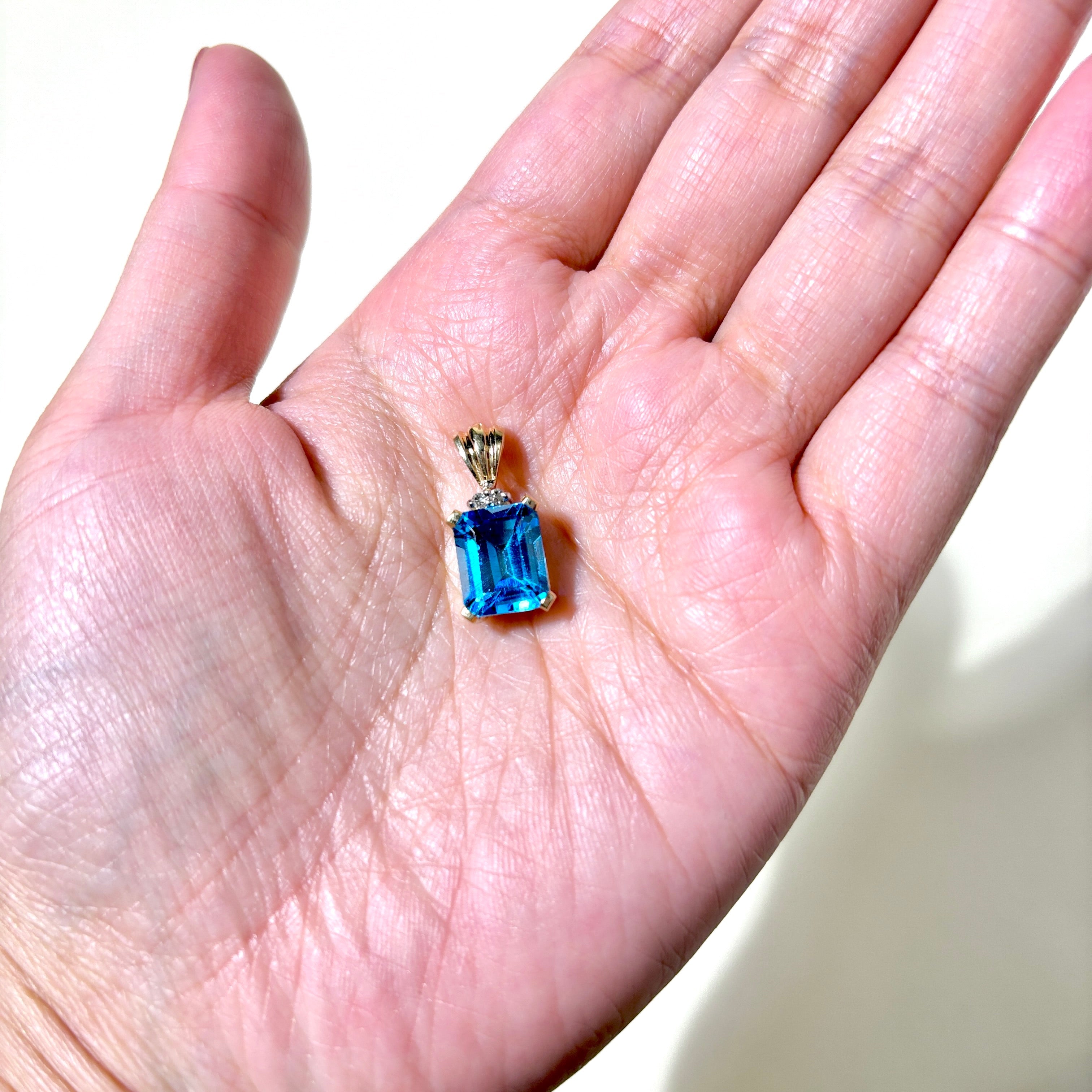 Pendentif en or jaune 10 carats, topaze bleue et diamants | 5,14 ct, 0,03 ct au total | 