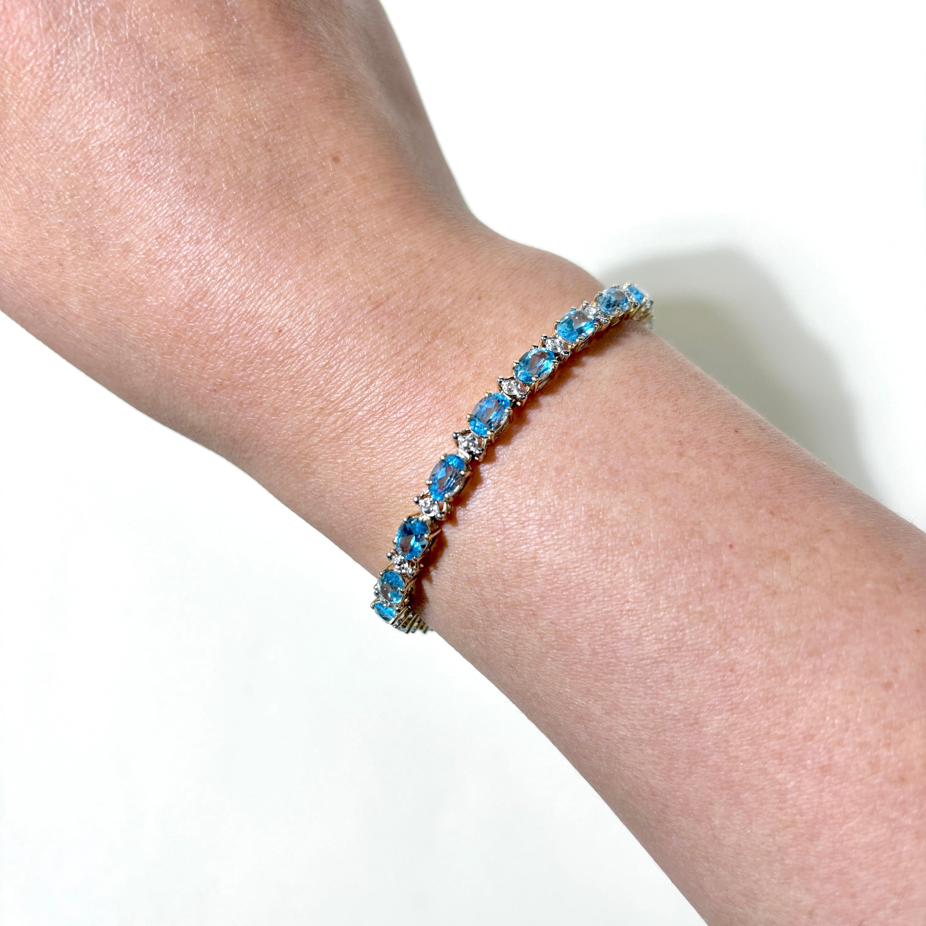 Bracelet en or jaune 10 carats et topaze bleue | 10,29 ct au total, 0,01 ct au total | 18,4 cm | 