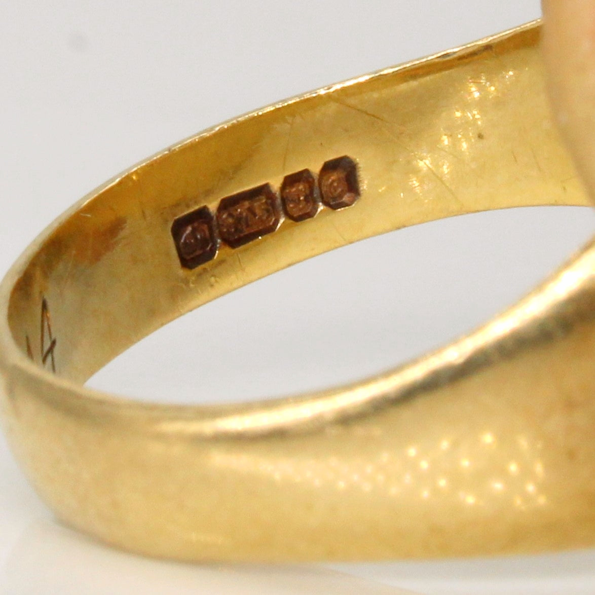 1977 London 9k Yellow Gold Ring | SZ 9.75 |