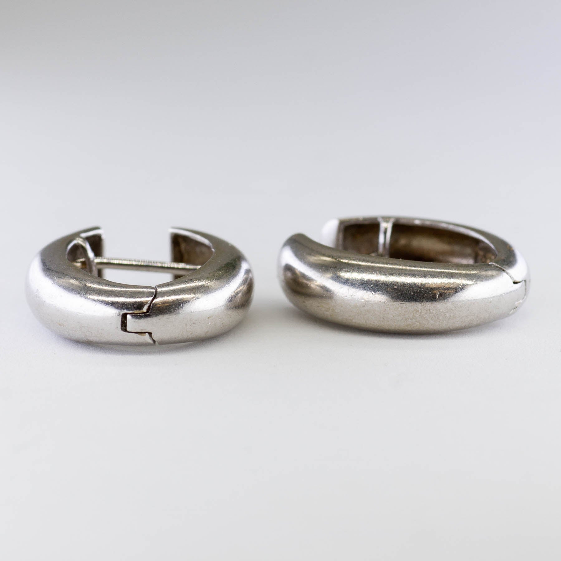 14k White Gold Huggie Earrings |
