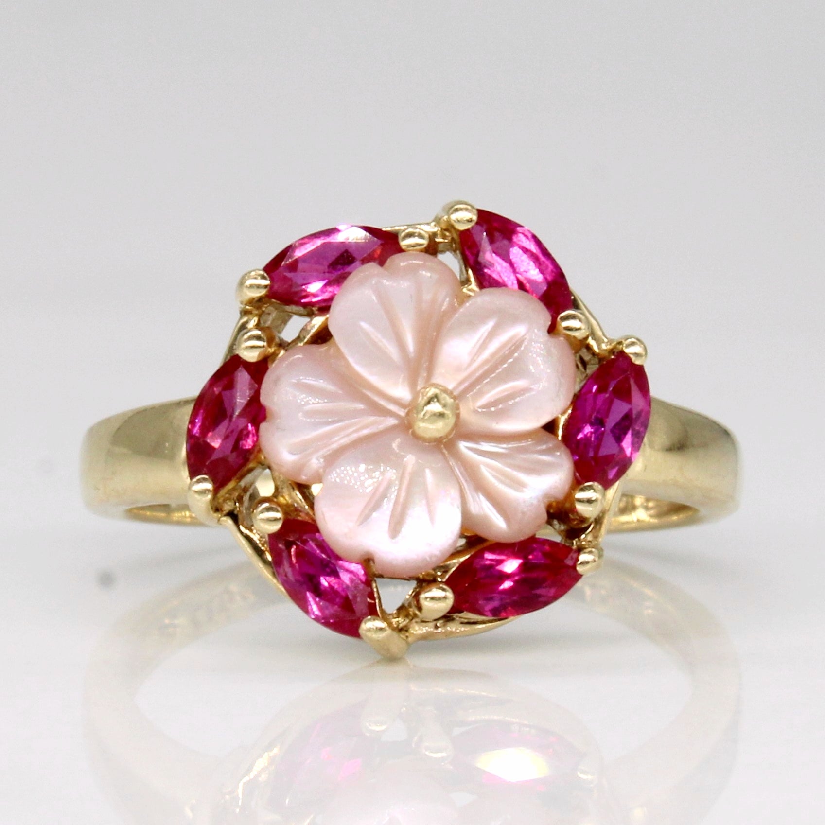 Bague fleur en rubis synthétique et nacre | 0,48 ct au total, 0,3 ct | Taille 5 | 