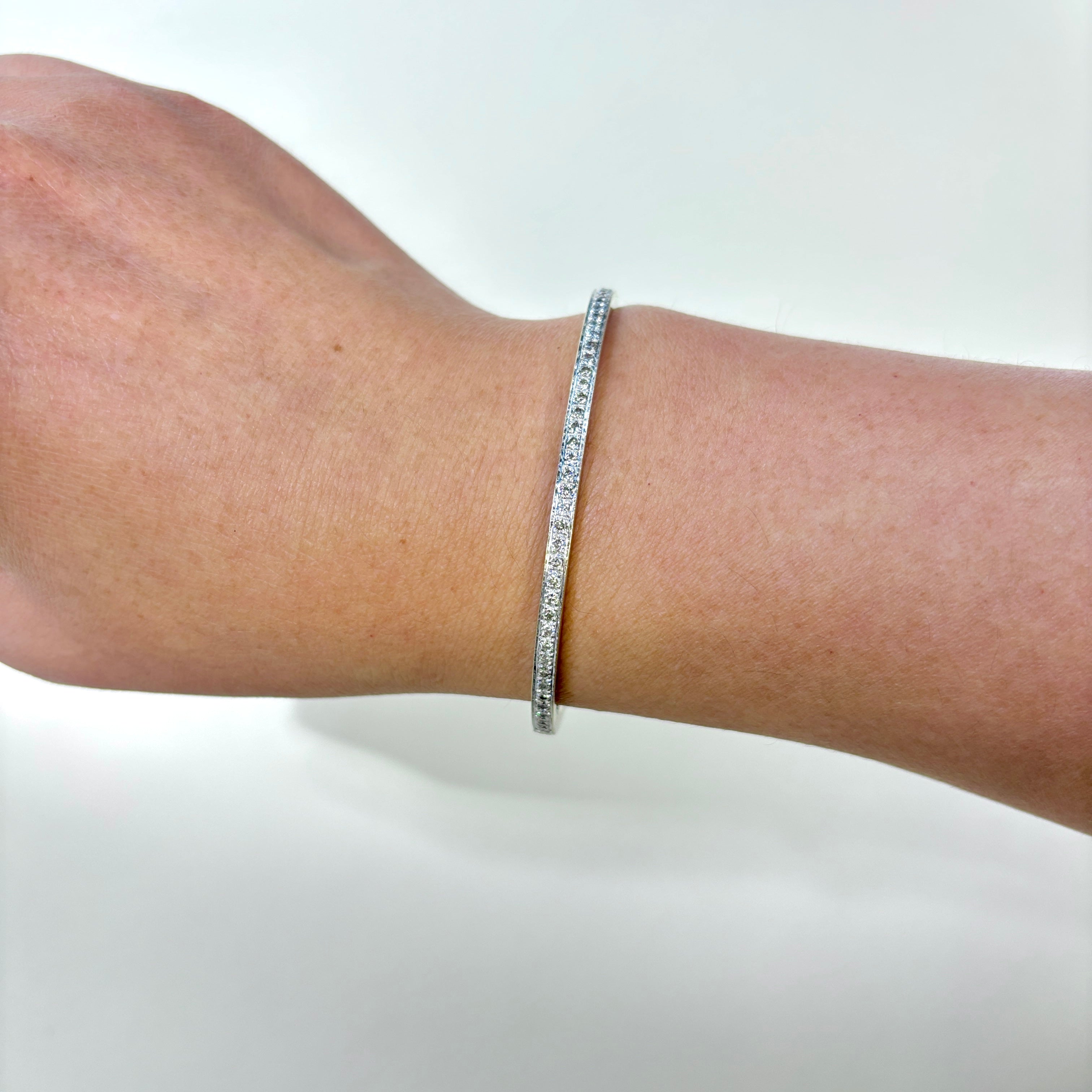 Bracelet jonc ovale en or blanc 18 carats serti de diamants | 1,55 ct au total | 17,8 cm 