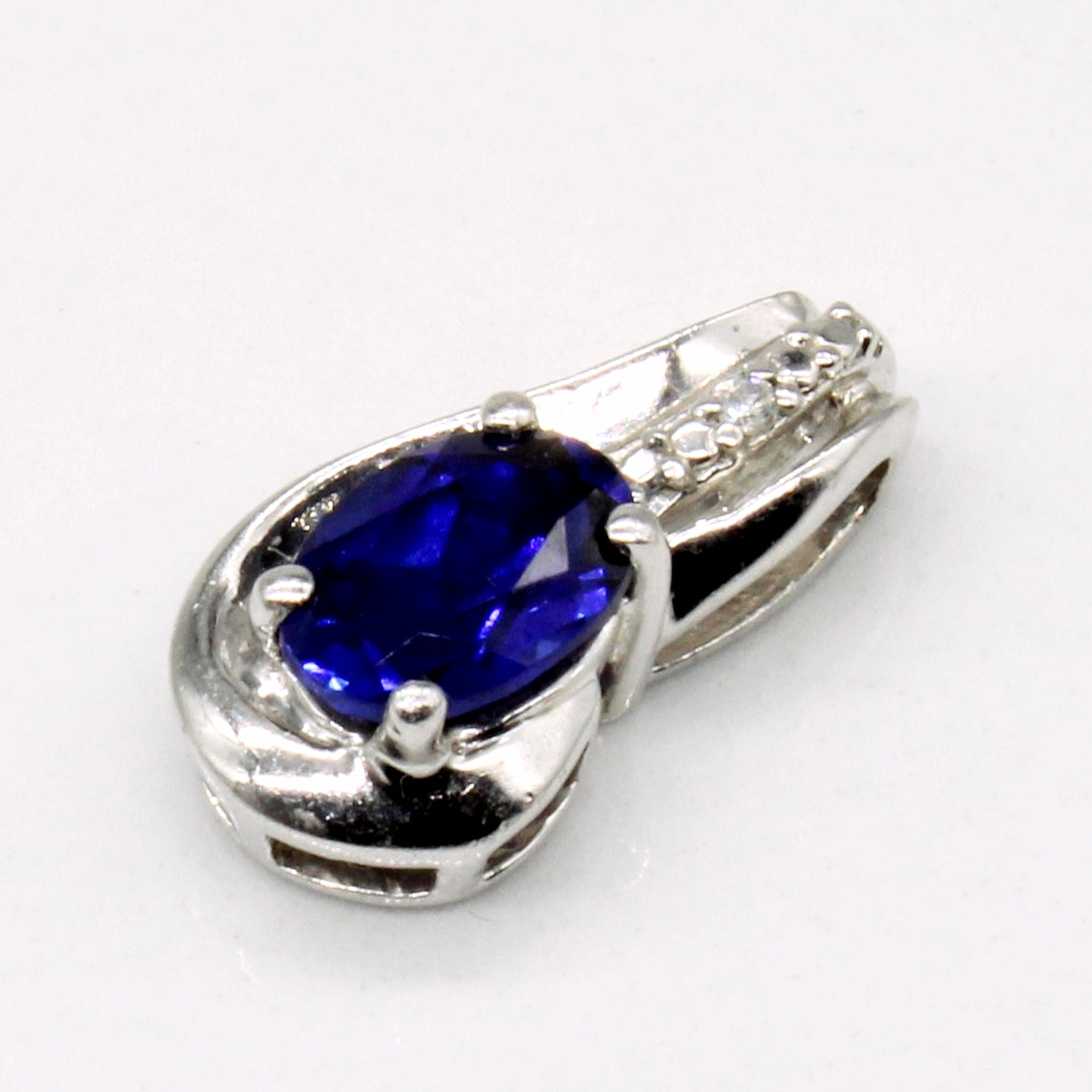 Pendentif saphir synthétique et diamant | 1,00 ct, 0,01 ct | 
