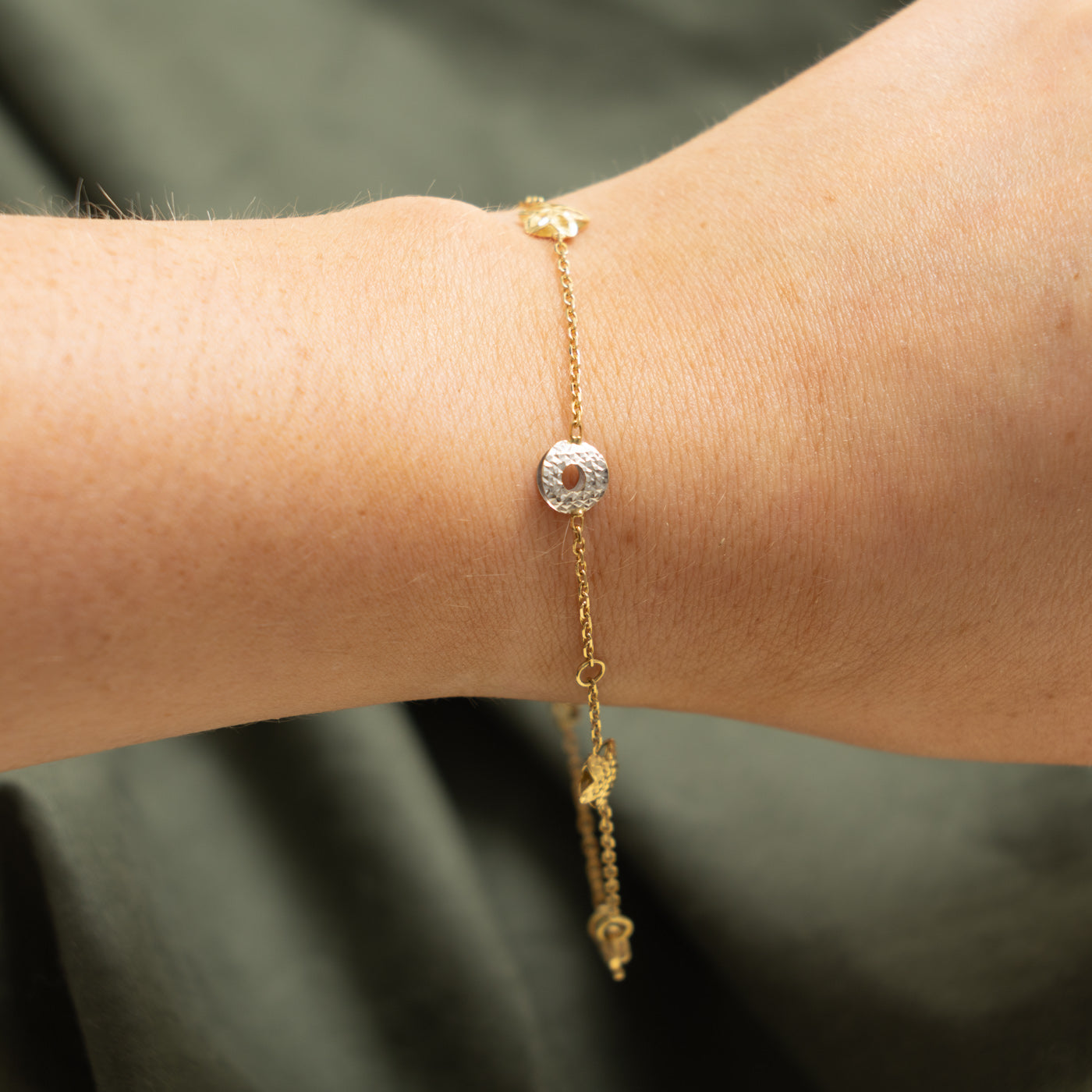 18k Two Tone Diamond Cut Floral Charm Bracelet | 8.5"
