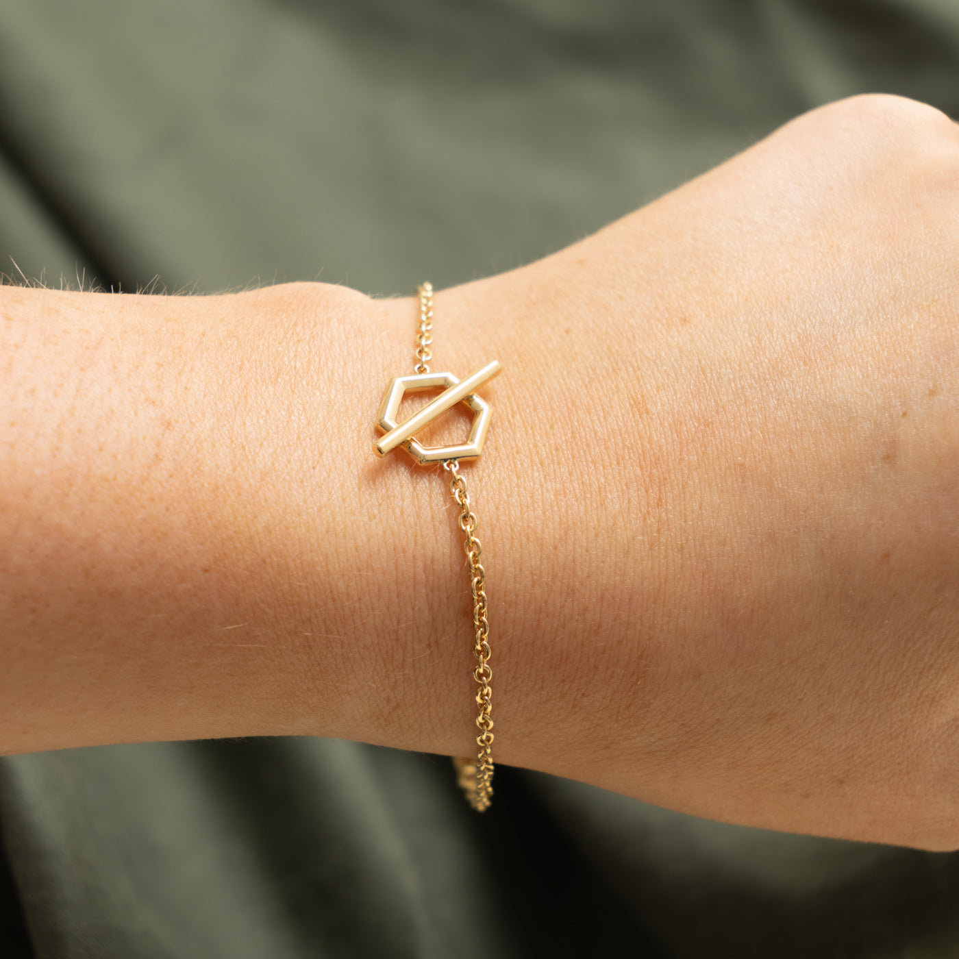 'Birks' Yellow Gold Geometric Toggle Clasp Cable Link Bracelet | 7.25"