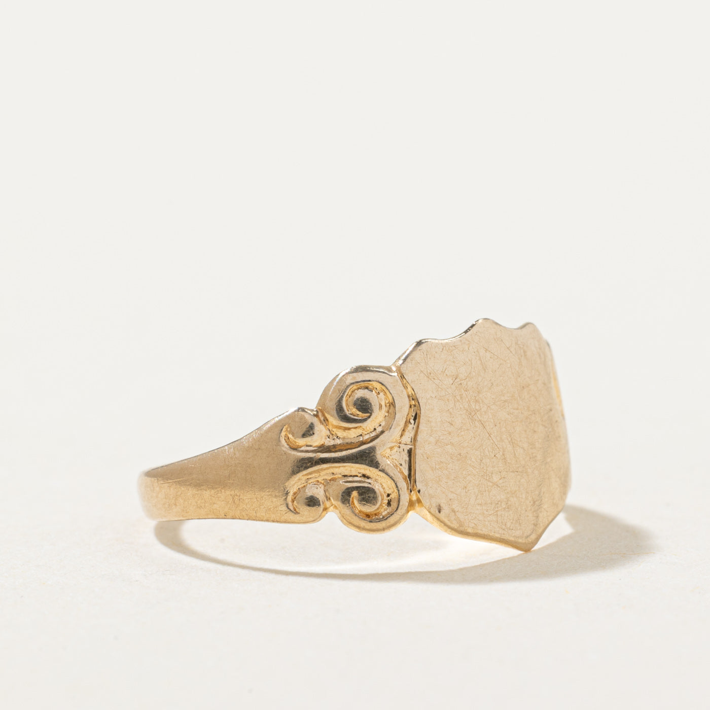 Bague en or jaune 10 carats en forme de crête | Taille 3,75