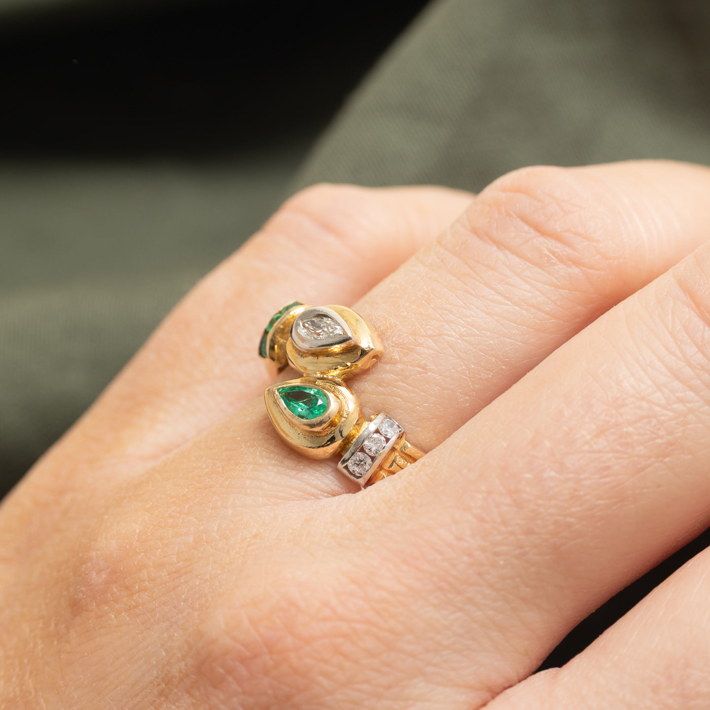 Bague sertie d'une émeraude taille poire et de diamants | 0,16 ct | Taille 7,5