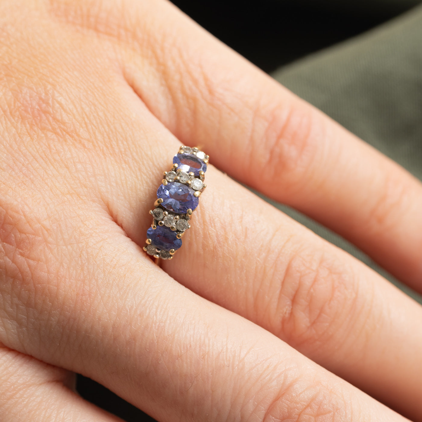 Bague trois pierres ornée de tanzanite et de diamants | 0,76 ct, 0,09 ct | Taille 6,25