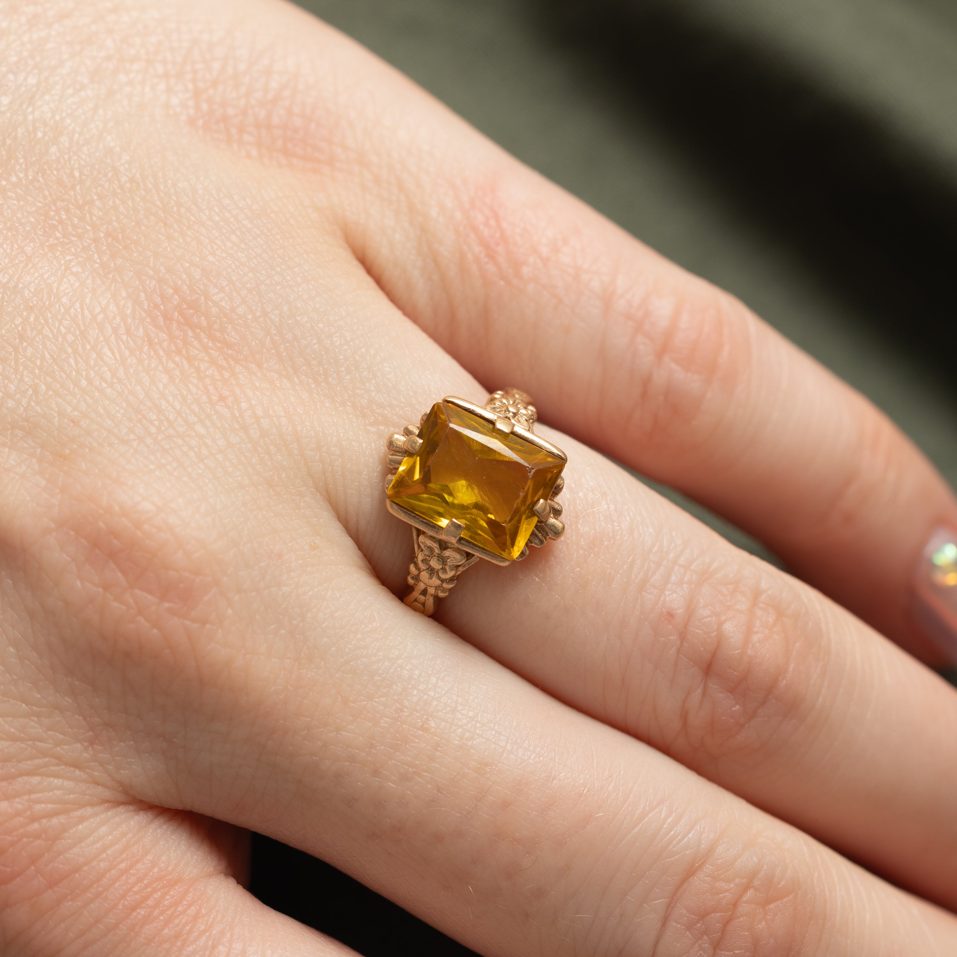 10k Synthetic Sapphire Floral Engraved Ring | 3.50ct | SZ 5.25