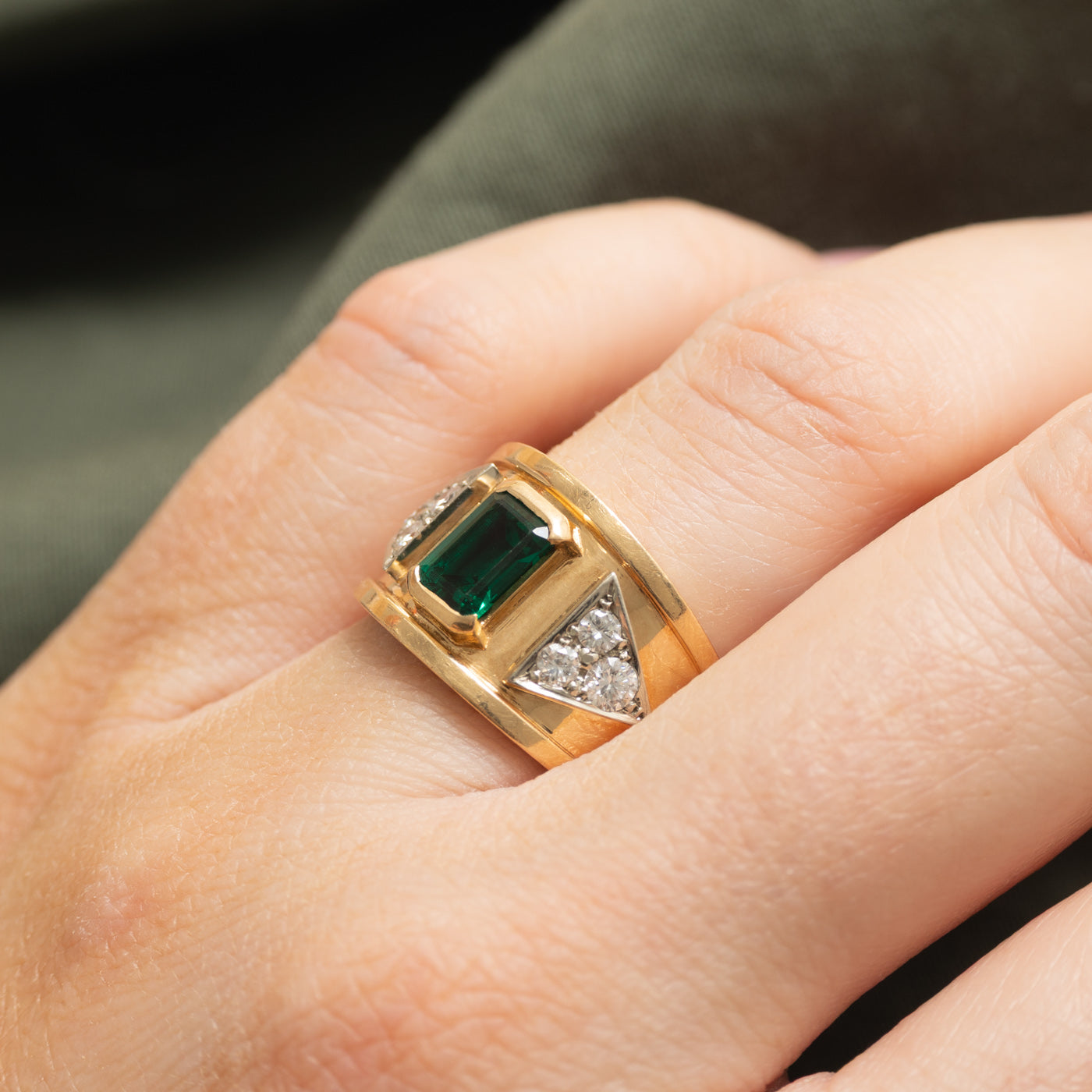 Bague de cigare géométrique en émeraudes synthétiques et diamants | 0,70 ct, 0,22 ct au total | Taille 7,0