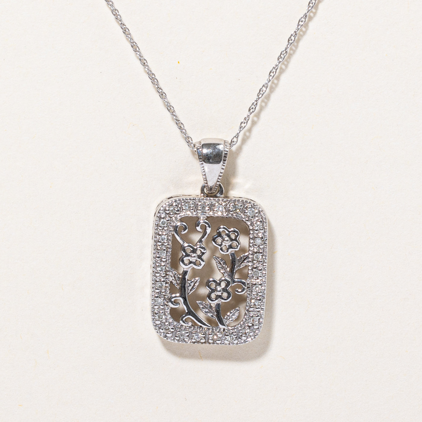Pendentif et collier Fleur en Diamant | 0,08 ct | 45,7 cm | 