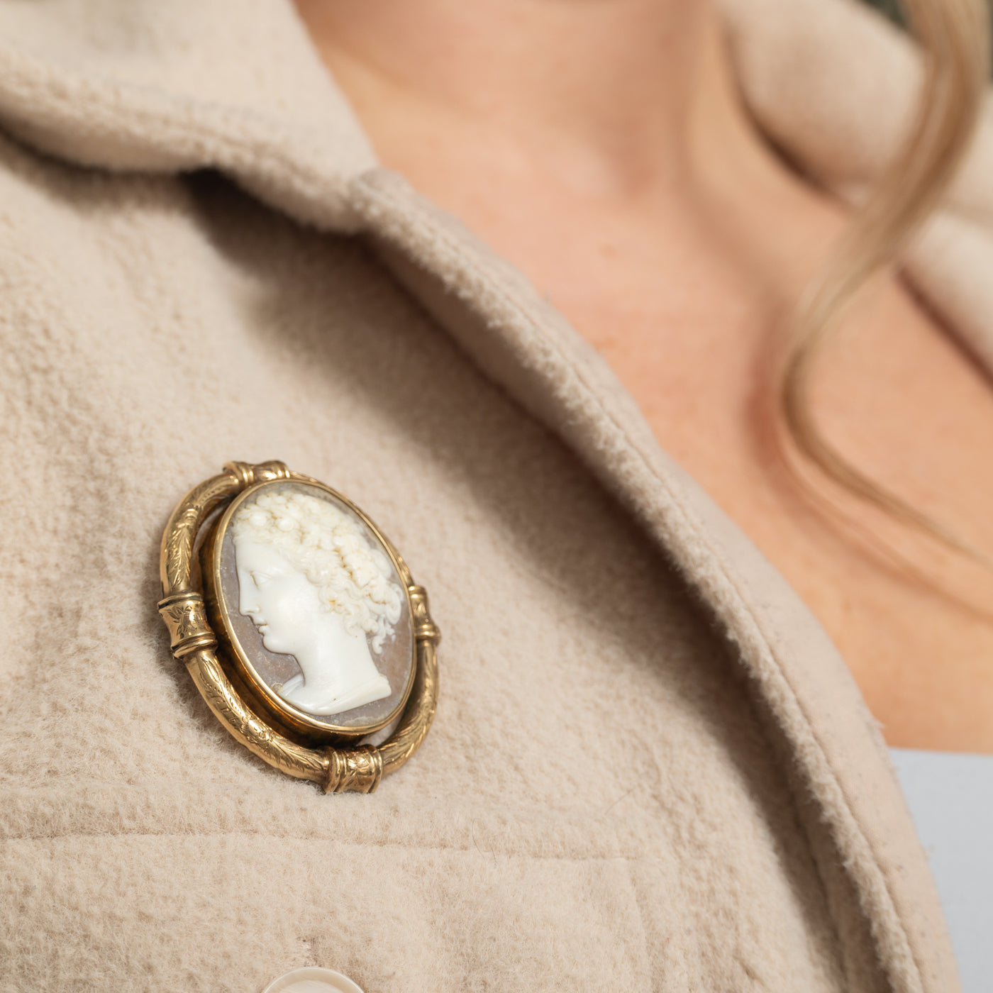 9K Shell Cameo Floral Engraved Brooch | 40.00ct