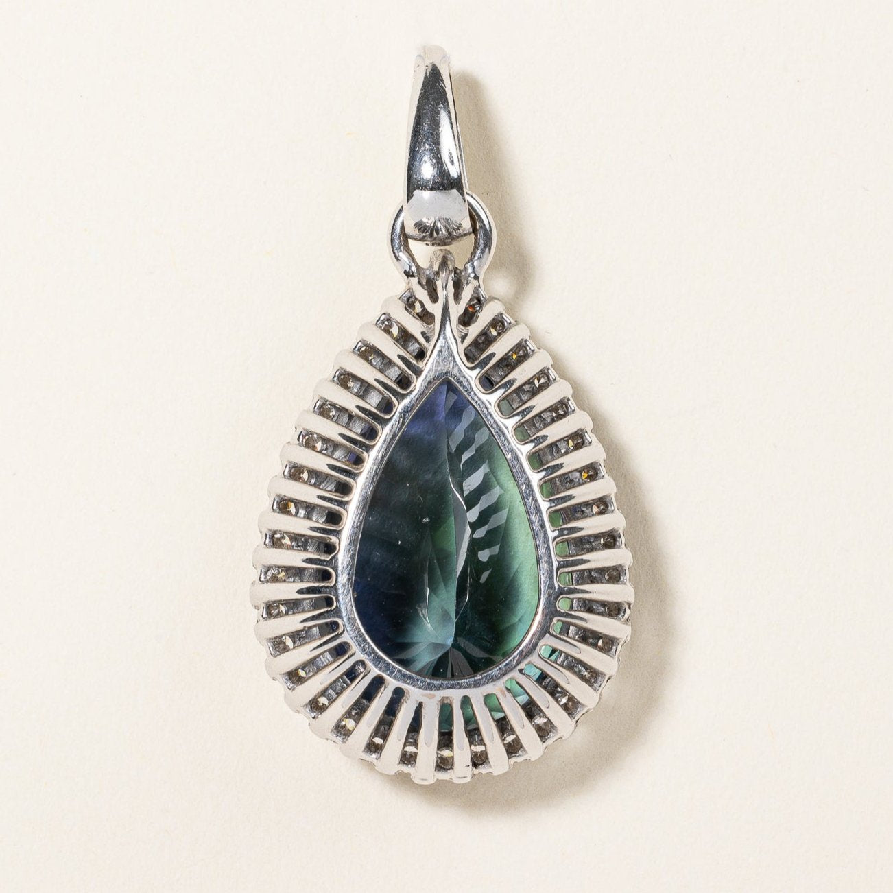 Pendentif en or 18 carats avec tanzanite taille poire et diamants | 37,90 ct, 1,08 ct au total | 