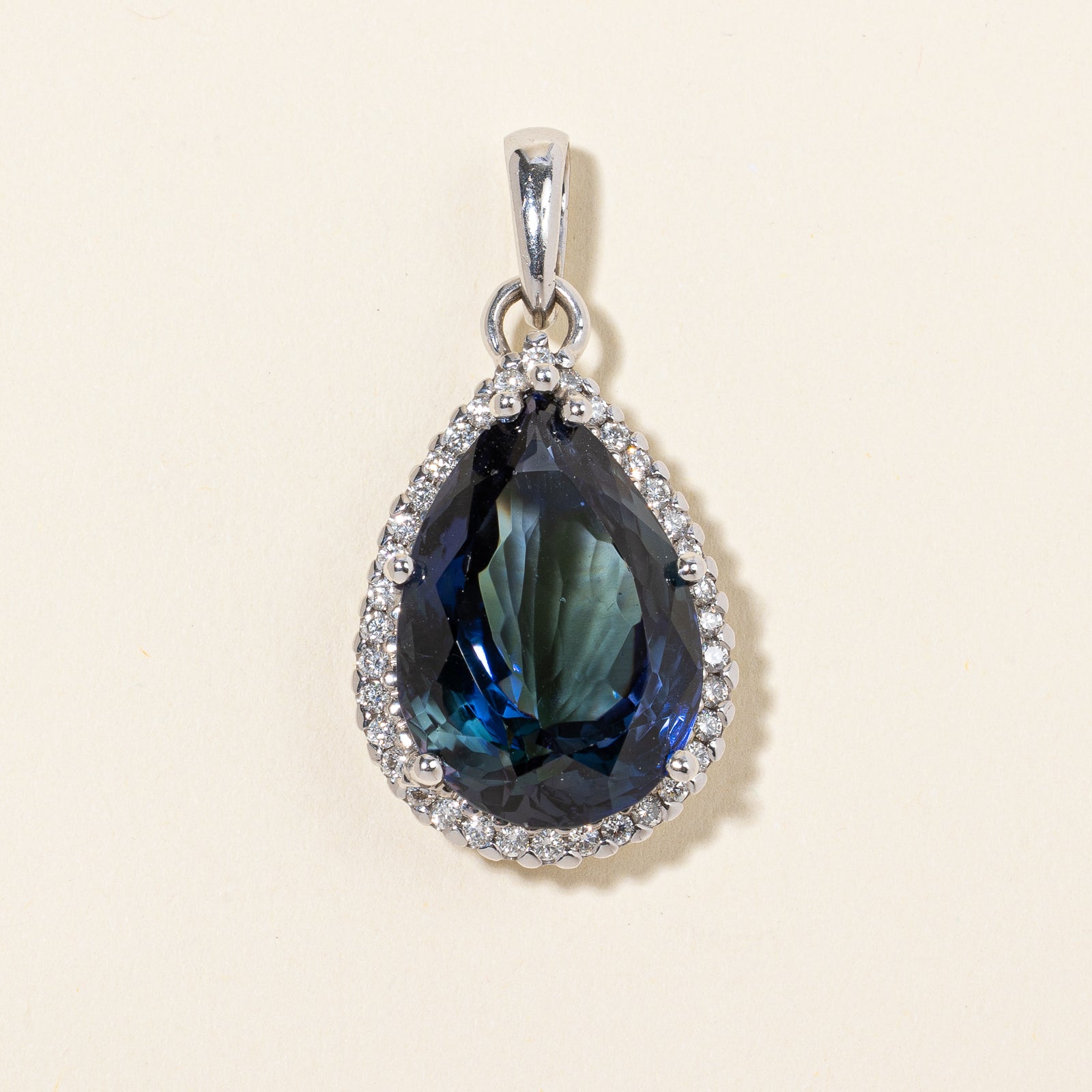 Pendentif en or 18 carats avec tanzanite taille poire et diamants | 37,90 ct, 1,08 ct au total | 
