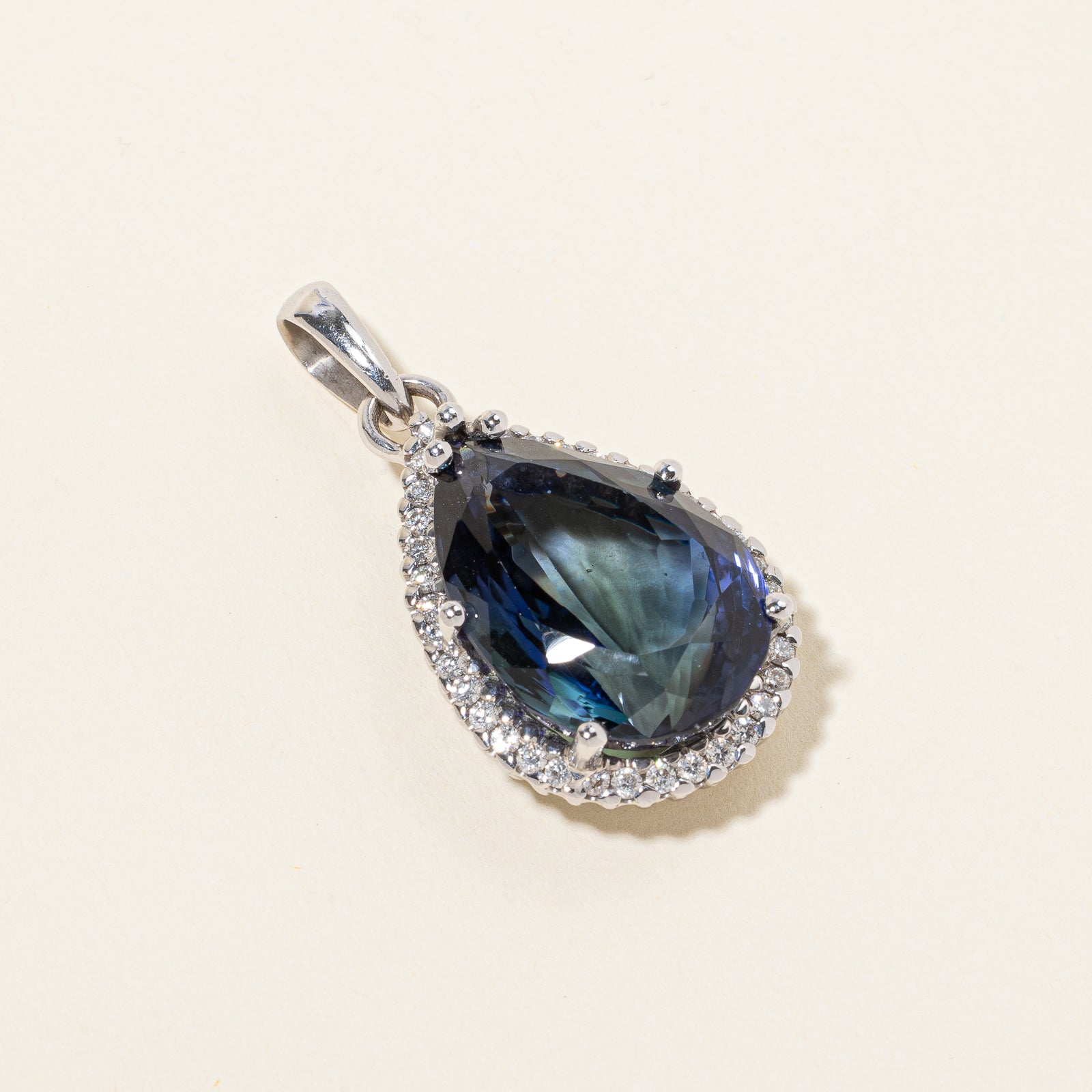Pendentif en or 18 carats avec tanzanite taille poire et diamants | 37,90 ct, 1,08 ct au total | 