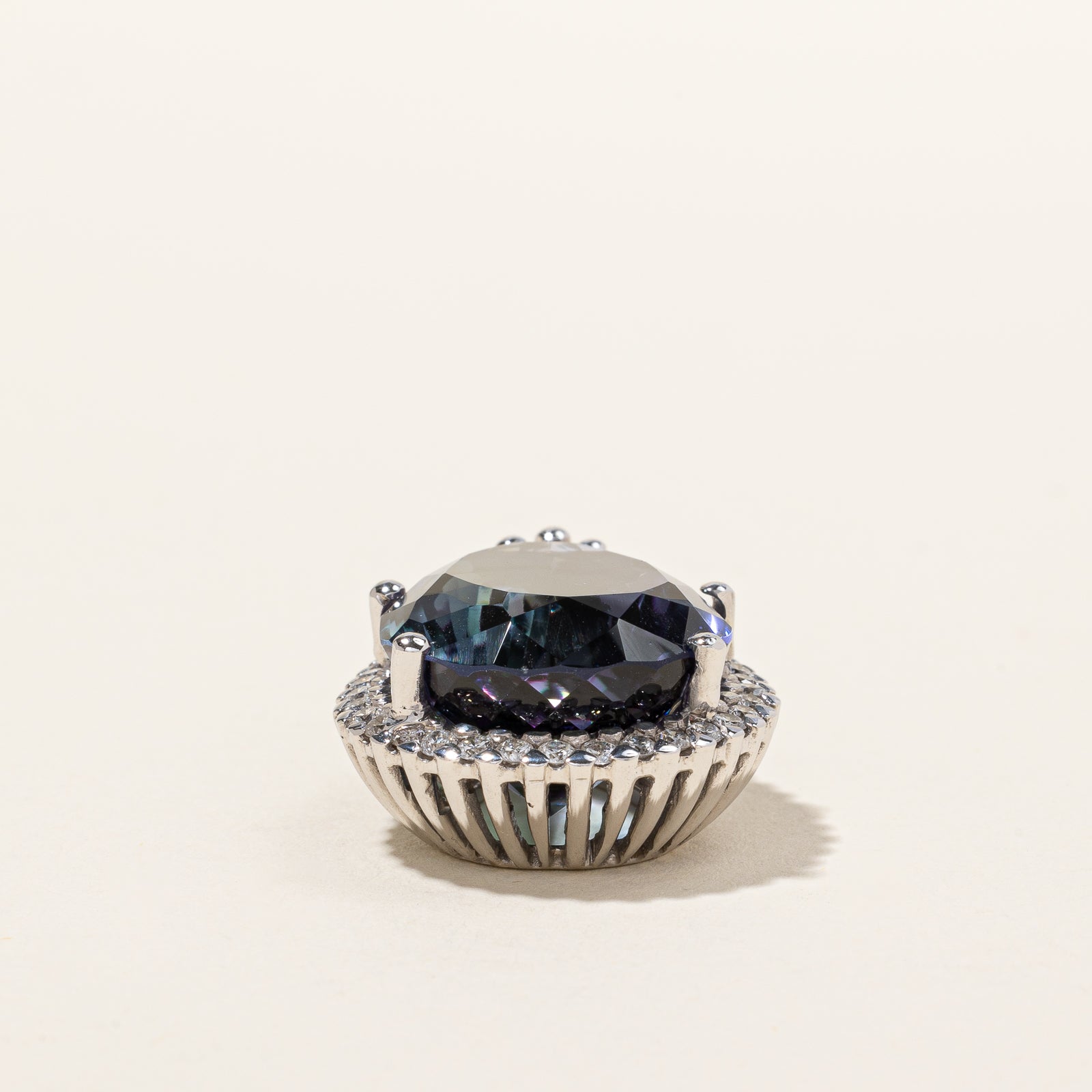 Pendentif en or 18 carats avec tanzanite taille poire et diamants | 37,90 ct, 1,08 ct au total | 