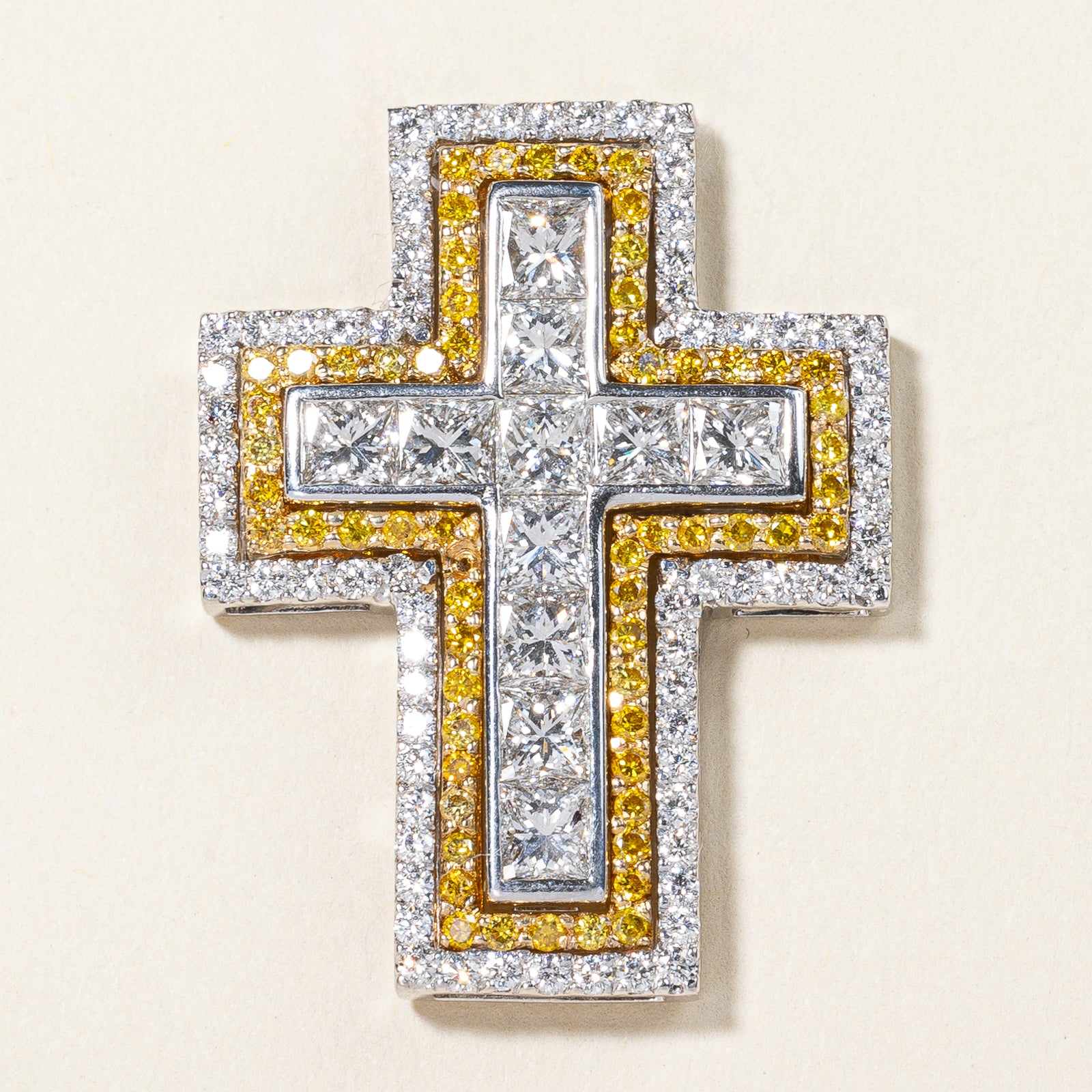 Pendentif en or jaune et blanc 18 carats serti de diamants (2,91 ct au total), réalisé sur mesure |