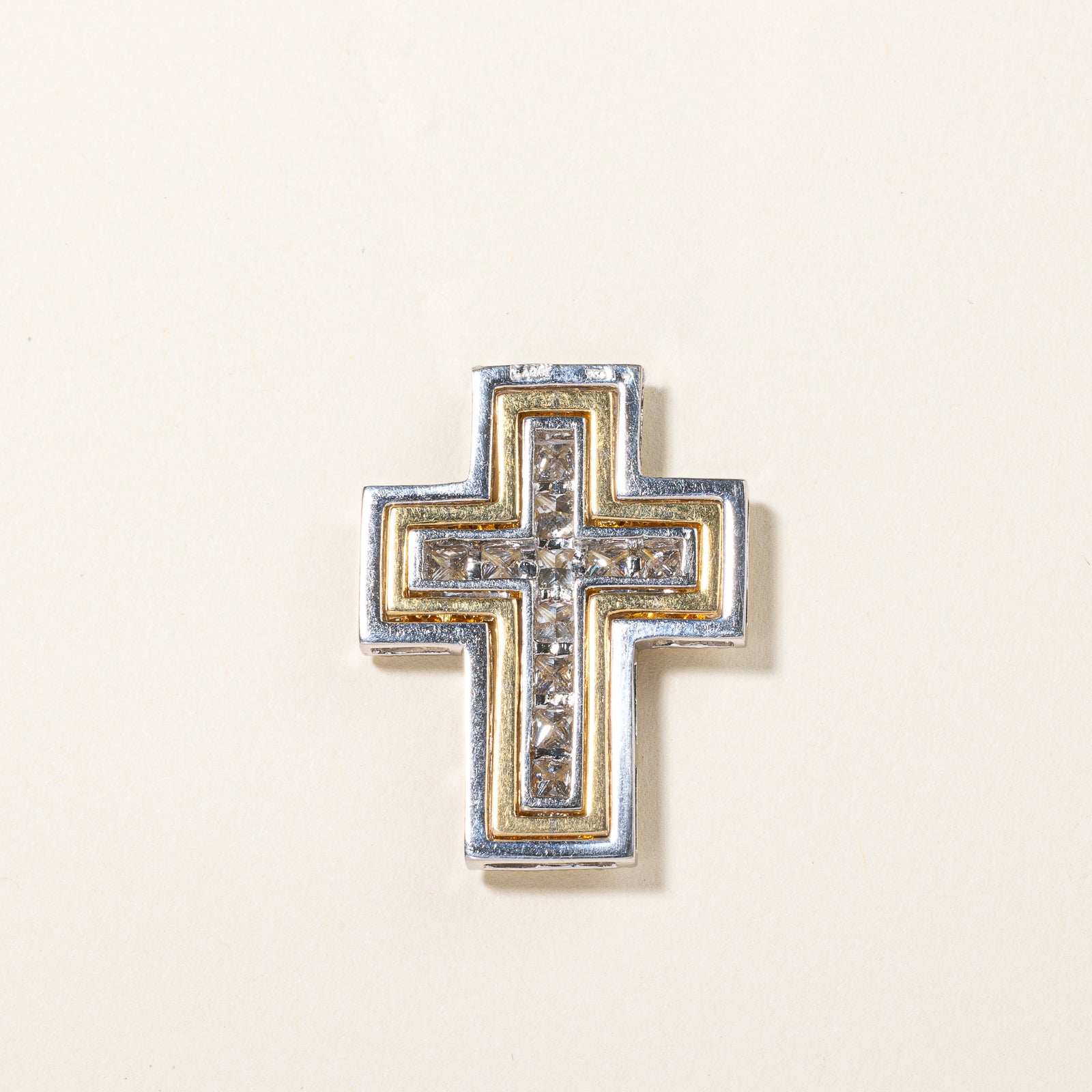 Pendentif en or jaune et blanc 18 carats serti de diamants (2,91 ct au total), réalisé sur mesure |