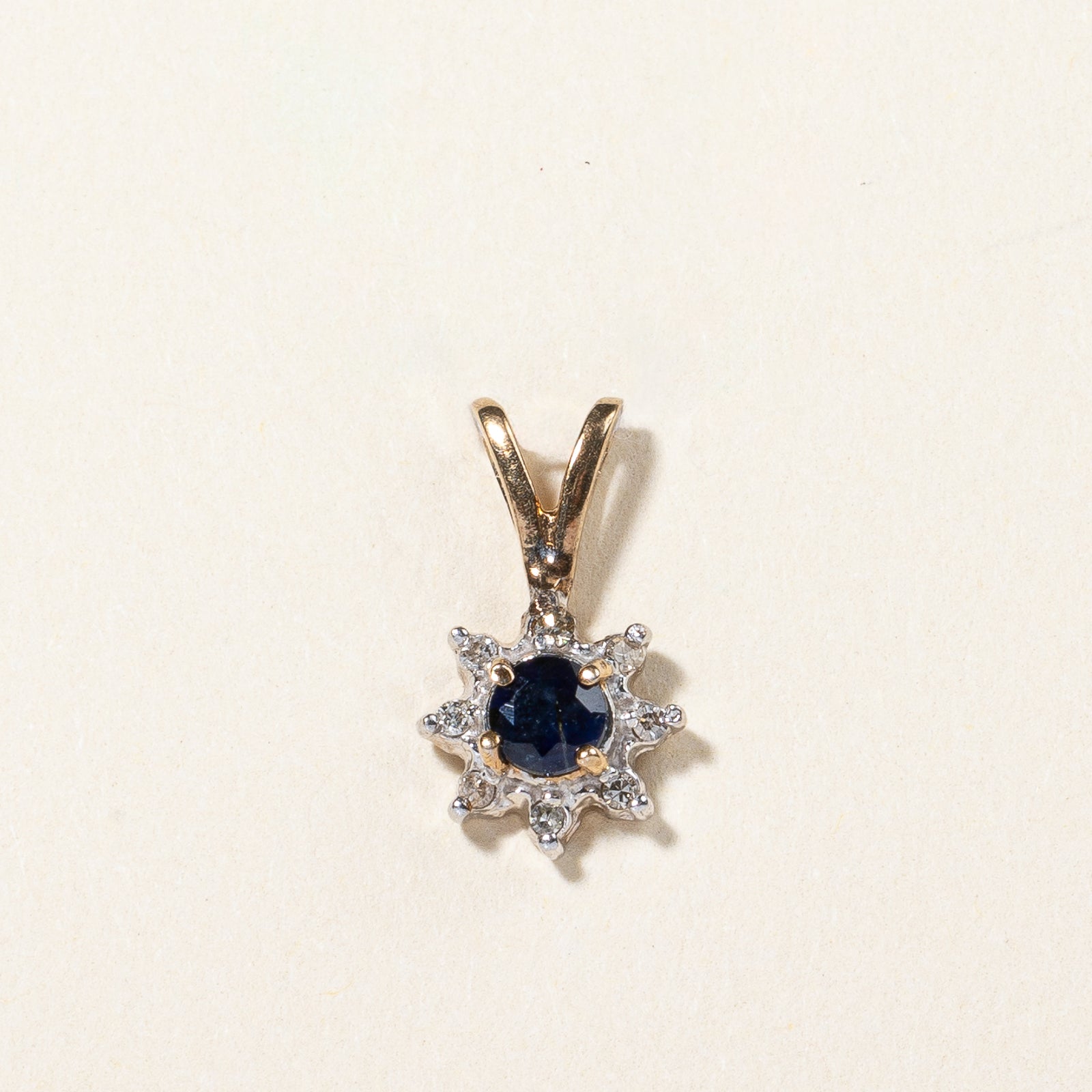 Pendentif en or jaune 10 carats serti de saphirs et de diamants | 0,20 ct, 0,04 ct au total 